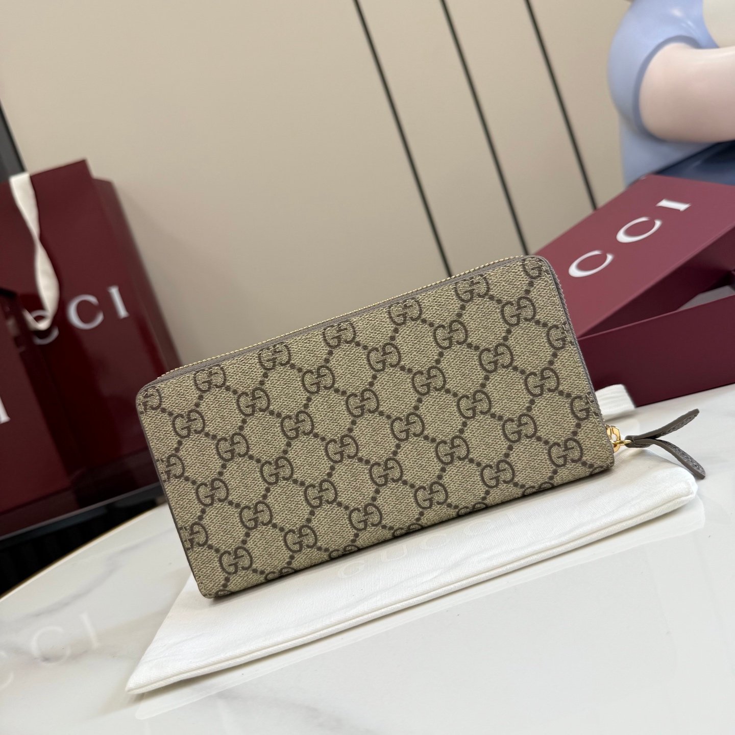 配全套原厂专柜包装 Generation Gucci 深入探索品牌的典藏元素,将不同世代的设计融合成一种美学叙事。GG Marmont小皮件系列呈现现代轮廓,将不同颜色和材质融入一种风格。这款长钱包采用皮革和GG Supreme材质精心打造