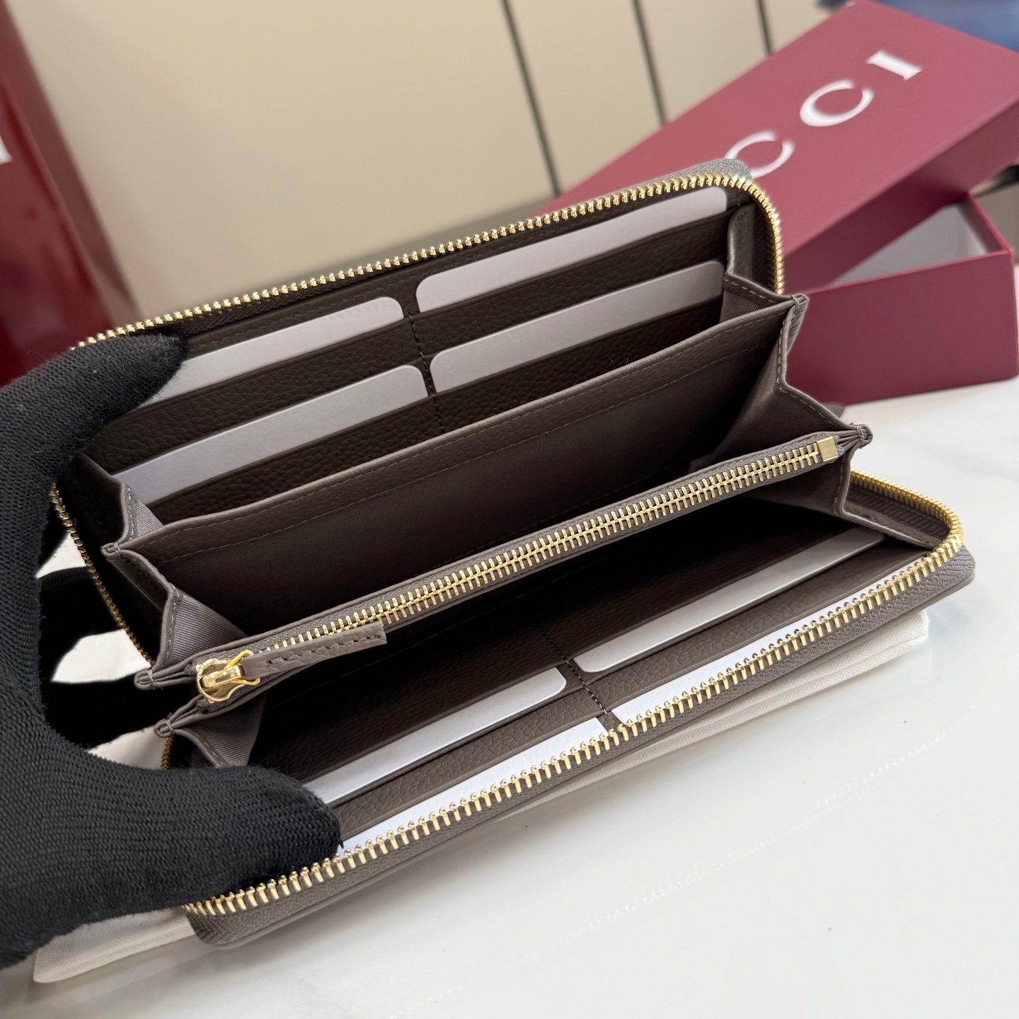 配全套原厂专柜包装 Generation Gucci 深入探索品牌的典藏元素,将不同世代的设计融合成一种美学叙事。GG Marmont小皮件系列呈现现代轮廓,将不同颜色和材质融入一种风格。这款长钱包采用皮革和GG Supreme材质精心打造