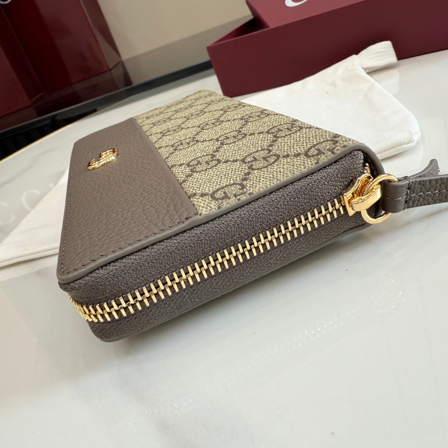 配全套原厂专柜包装 Generation Gucci 深入探索品牌的典藏元素,将不同世代的设计融合成一种美学叙事。GG Marmont小皮件系列呈现现代轮廓,将不同颜色和材质融入一种风格。这款长钱包采用皮革和GG Supreme材质精心打造