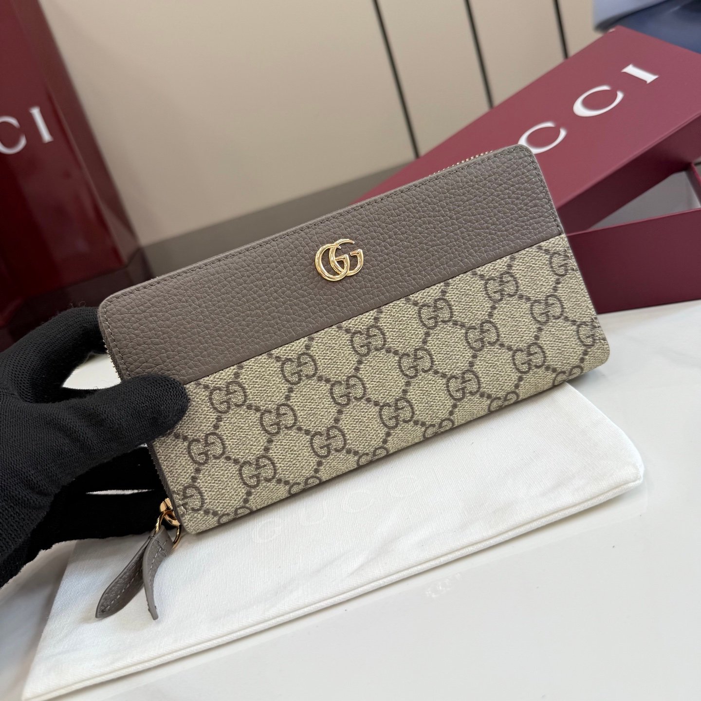 配全套原厂专柜包装 Generation Gucci 深入探索品牌的典藏元素,将不同世代的设计融合成一种美学叙事。GG Marmont小皮件系列呈现现代轮廓,将不同颜色和材质融入一种风格。这款长钱包采用皮革和GG Supreme材质精心打造
