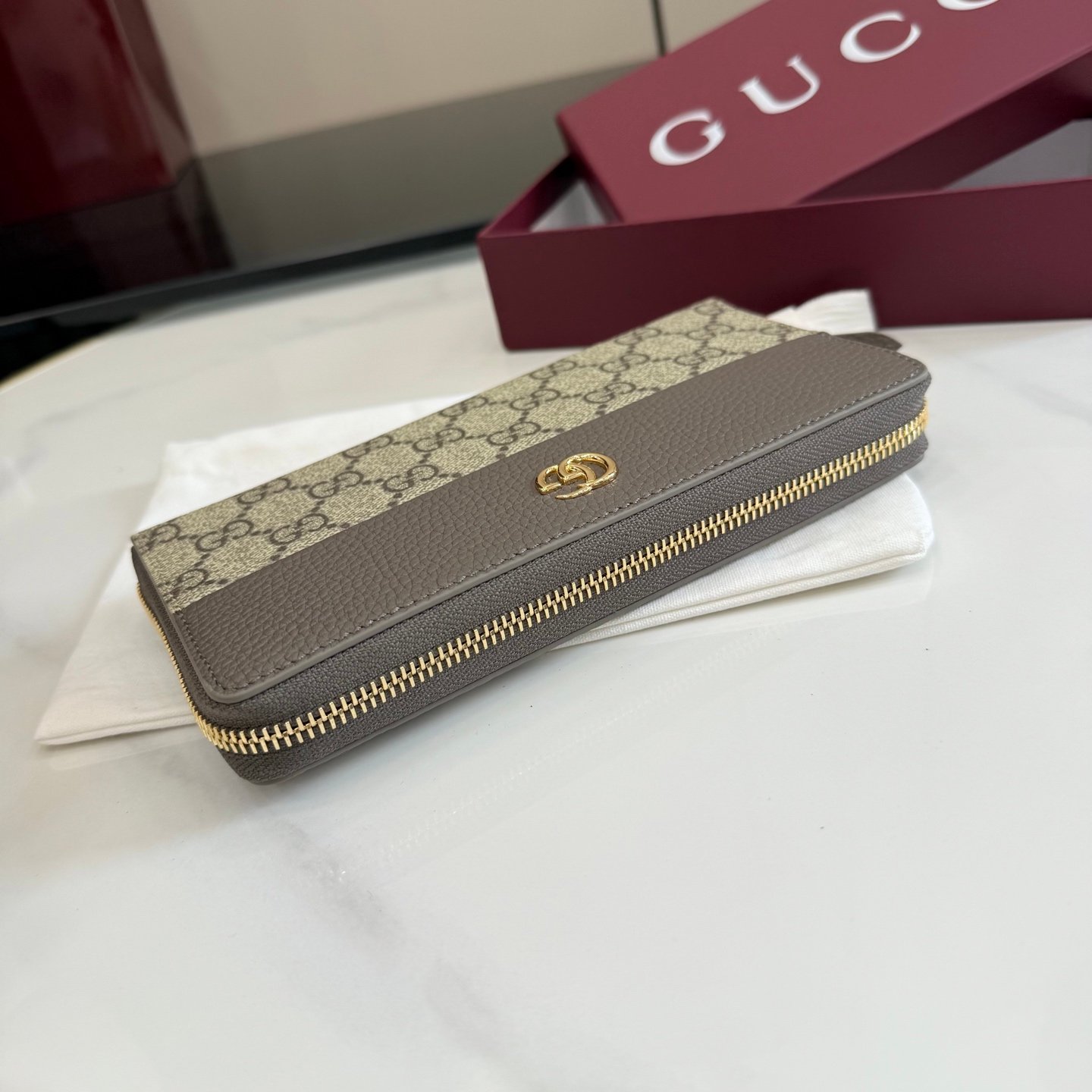 配全套原厂专柜包装 Generation Gucci 深入探索品牌的典藏元素,将不同世代的设计融合成一种美学叙事。GG Marmont小皮件系列呈现现代轮廓,将不同颜色和材质融入一种风格。这款长钱包采用皮革和GG Supreme材质精心打造