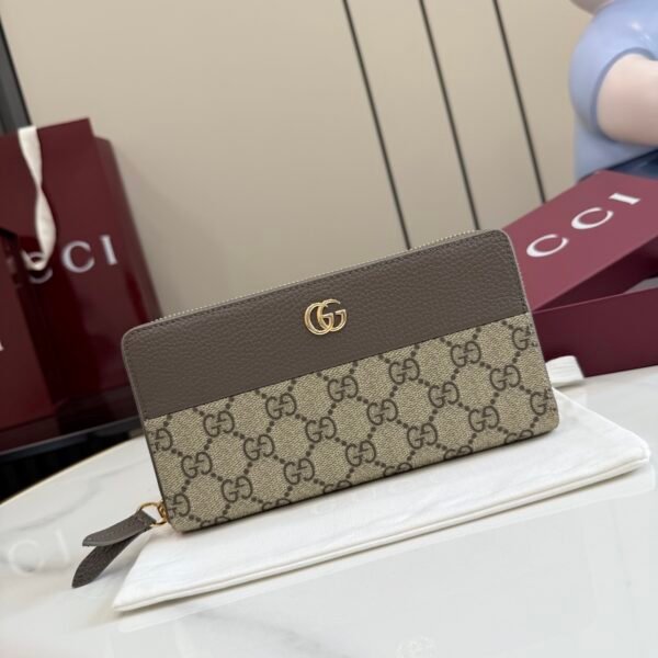 配全套原厂专柜包装 Generation Gucci 深入探索品牌的典藏元素，将不同世代的设计融合成一种美学叙事。GG Marmont小皮件系列呈现现代轮廓，将不同颜色和材质融入一种风格。这款长钱包采用皮革和GG Supreme材质精心打造