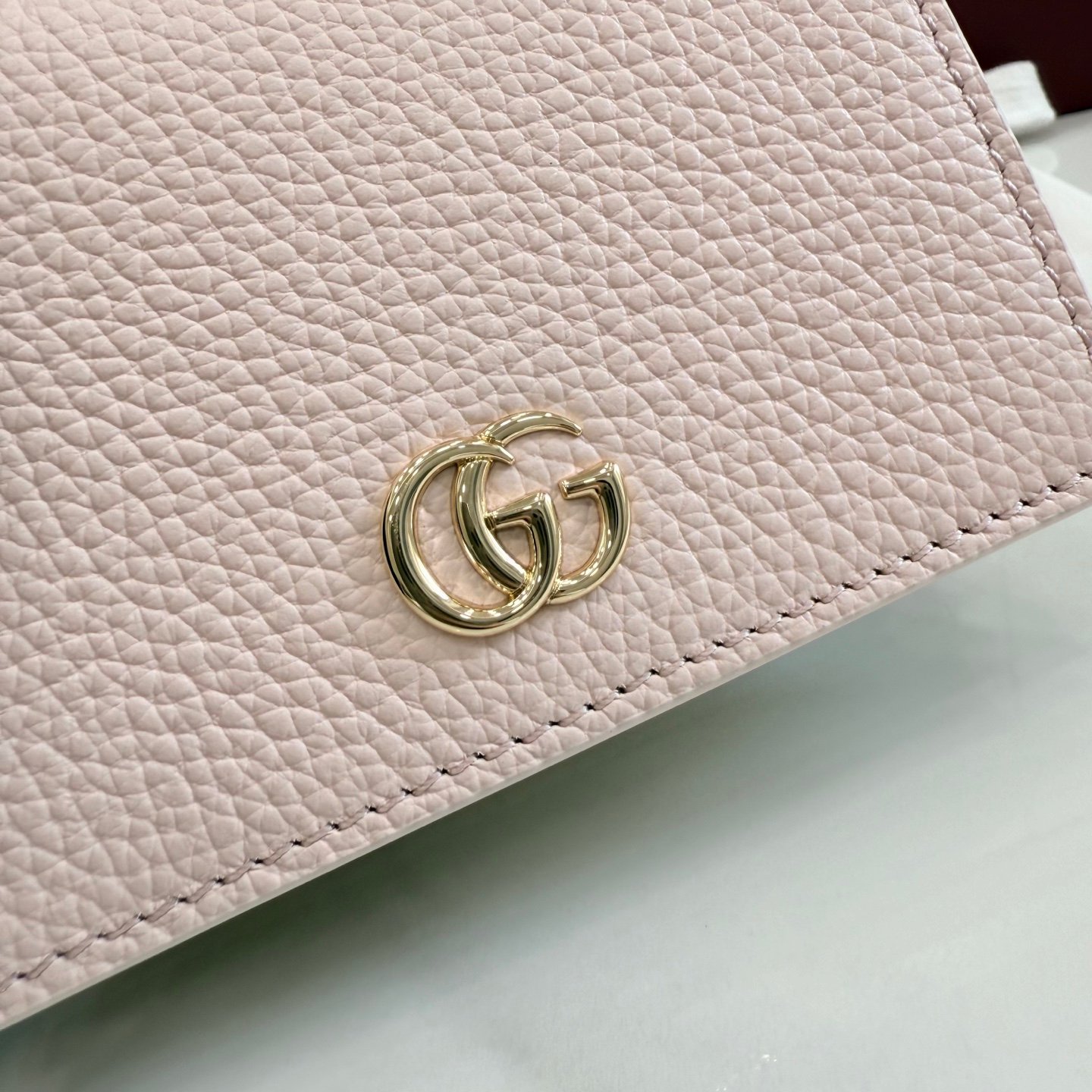 配全套原厂专柜包装 Generation Gucci古驰世代系列深入探索品牌的典藏元素，将不同世代的设计融合为统一的美学叙事。GG Marmont 系列推出双色款式，这款钱包搭配品牌标志性双 G 配件，质感精致。