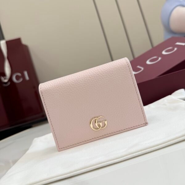配全套原厂专柜包装 Generation Gucci古驰世代系列深入探索品牌的典藏元素，将不同世代的设计融合为统一的美学叙事。GG Marmont 系列推出双色款式，这款钱包搭配品牌标志性双 G 配件，质感精致。