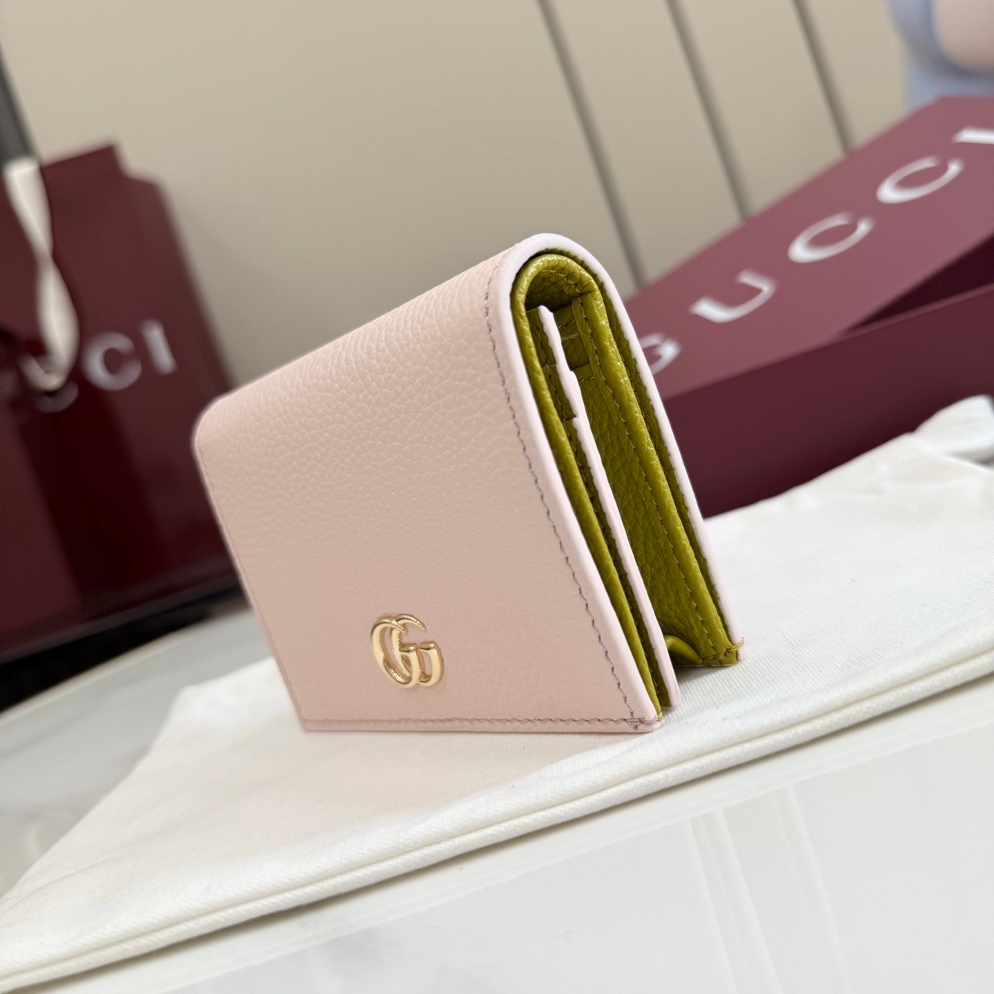 配全套原厂专柜包装 Generation Gucci古驰世代系列深入探索品牌的典藏元素，将不同世代的设计融合为统一的美学叙事。GG Marmont 系列推出双色款式，这款钱包搭配品牌标志性双 G 配件，质感精致。