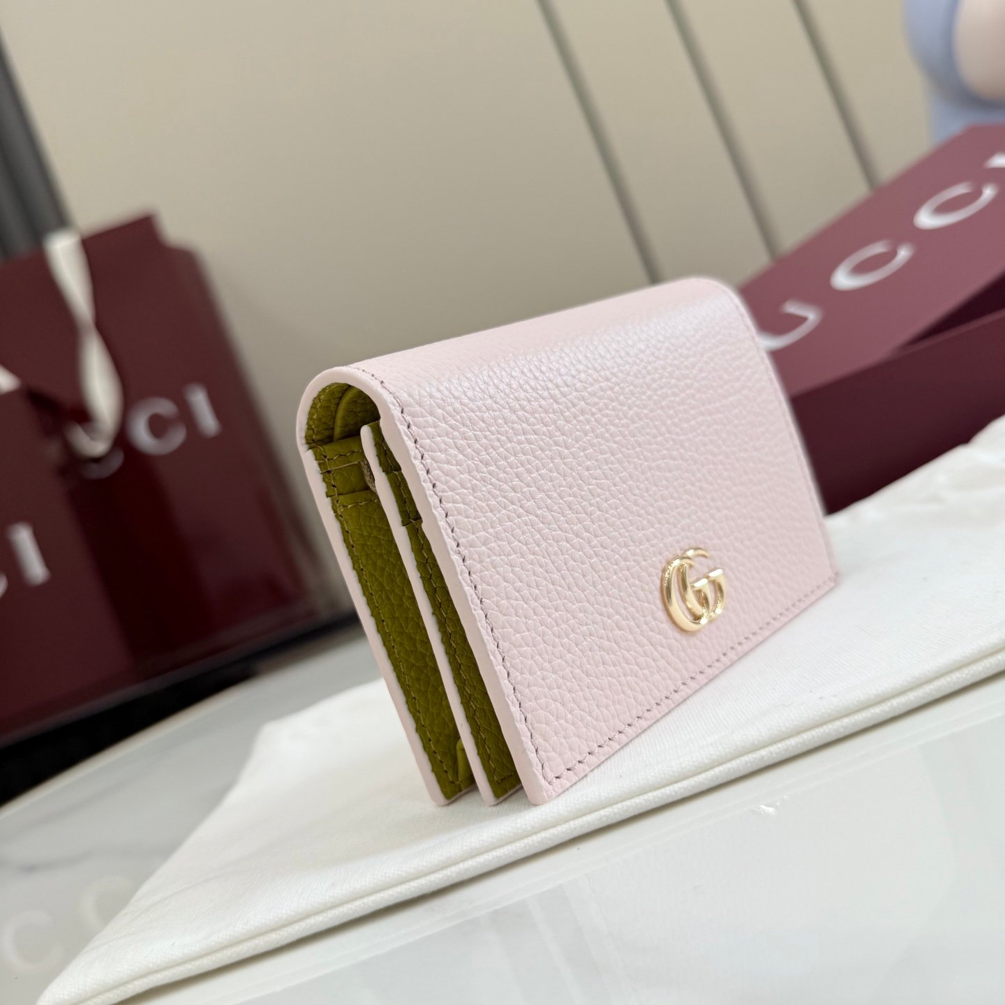 配全套原厂专柜包装 Generation Gucci古驰世代系列深入探索品牌的典藏元素，将不同世代的设计融合为统一的美学叙事。GG Marmont 系列推出双色款式，这款钱包搭配品牌标志性双 G 配件，质感精致。