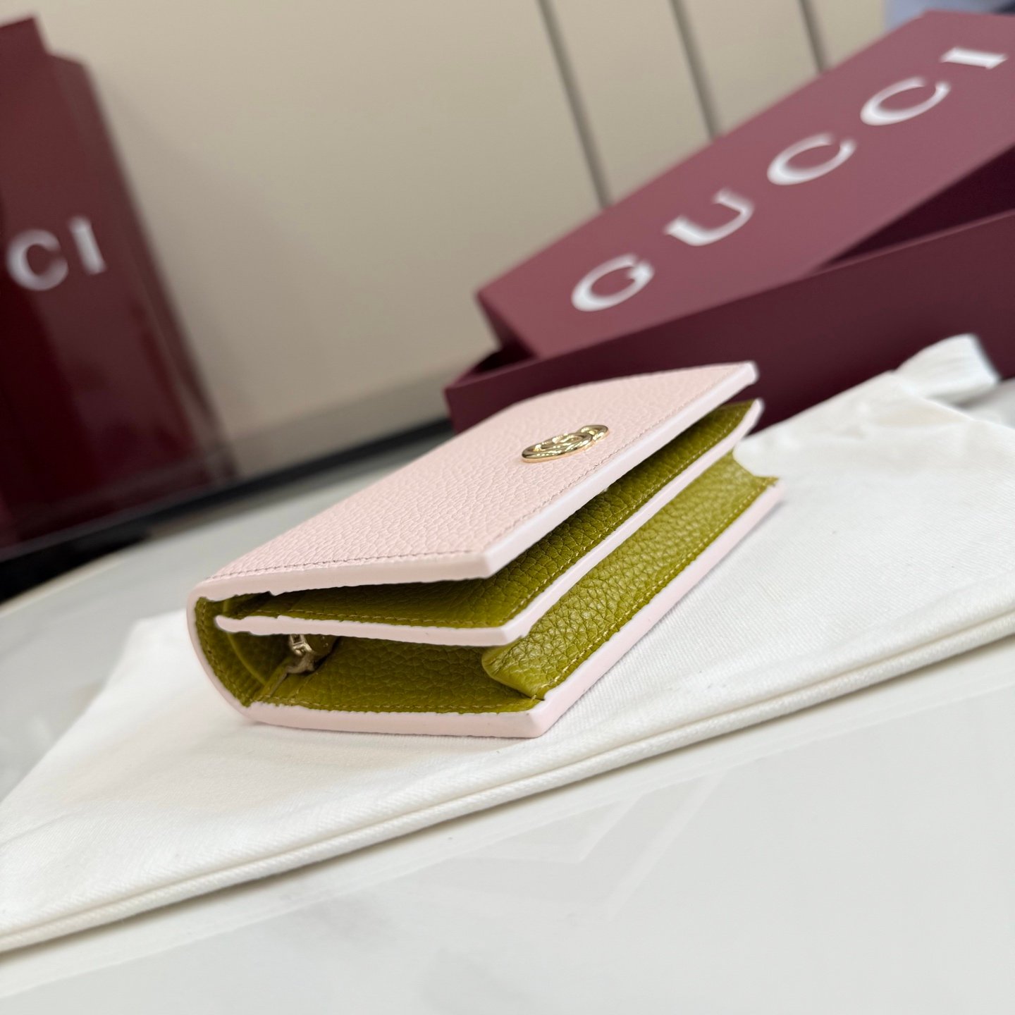 配全套原厂专柜包装 Generation Gucci古驰世代系列深入探索品牌的典藏元素，将不同世代的设计融合为统一的美学叙事。GG Marmont 系列推出双色款式，这款钱包搭配品牌标志性双 G 配件，质感精致。