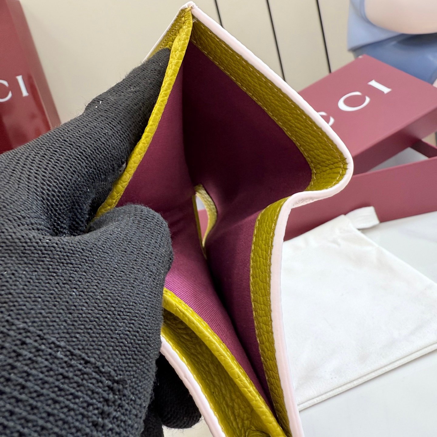 配全套原厂专柜包装 Generation Gucci古驰世代系列深入探索品牌的典藏元素，将不同世代的设计融合为统一的美学叙事。GG Marmont 系列推出双色款式，这款钱包搭配品牌标志性双 G 配件，质感精致。
