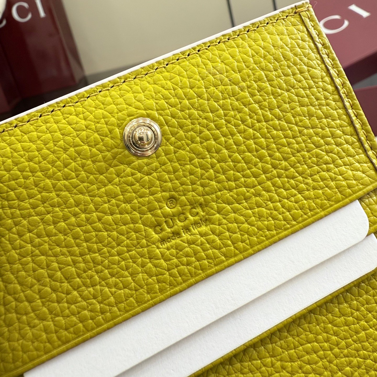 配全套原厂专柜包装 Generation Gucci古驰世代系列深入探索品牌的典藏元素，将不同世代的设计融合为统一的美学叙事。GG Marmont 系列推出双色款式，这款钱包搭配品牌标志性双 G 配件，质感精致。