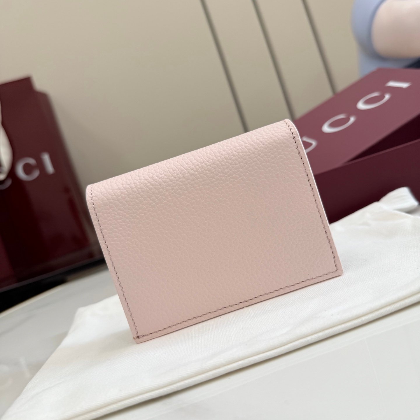 配全套原厂专柜包装 Generation Gucci古驰世代系列深入探索品牌的典藏元素，将不同世代的设计融合为统一的美学叙事。GG Marmont 系列推出双色款式，这款钱包搭配品牌标志性双 G 配件，质感精致。