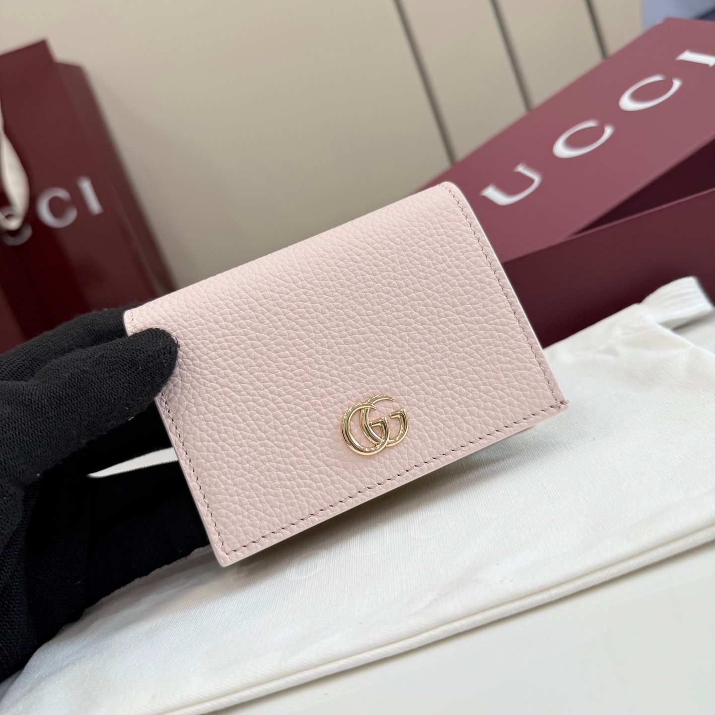配全套原厂专柜包装 Generation Gucci古驰世代系列深入探索品牌的典藏元素，将不同世代的设计融合为统一的美学叙事。GG Marmont 系列推出双色款式，这款钱包搭配品牌标志性双 G 配件，质感精致。