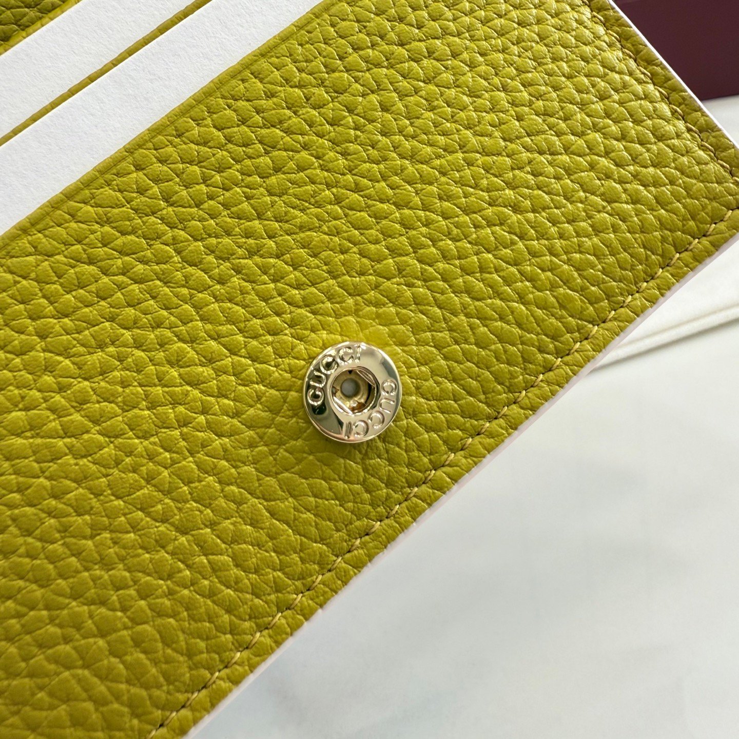 配全套原厂专柜包装 Generation Gucci古驰世代系列深入探索品牌的典藏元素，将不同世代的设计融合为统一的美学叙事。GG Marmont 系列推出双色款式，这款钱包搭配品牌标志性双 G 配件，质感精致。