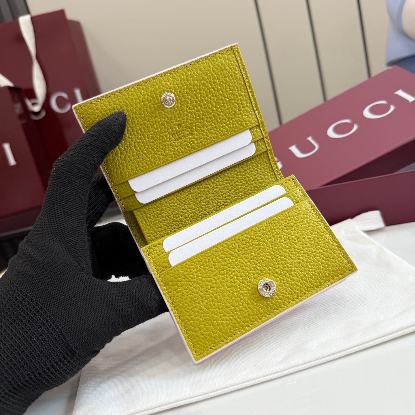 配全套原厂专柜包装 Generation Gucci古驰世代系列深入探索品牌的典藏元素，将不同世代的设计融合为统一的美学叙事。GG Marmont 系列推出双色款式，这款钱包搭配品牌标志性双 G 配件，质感精致。