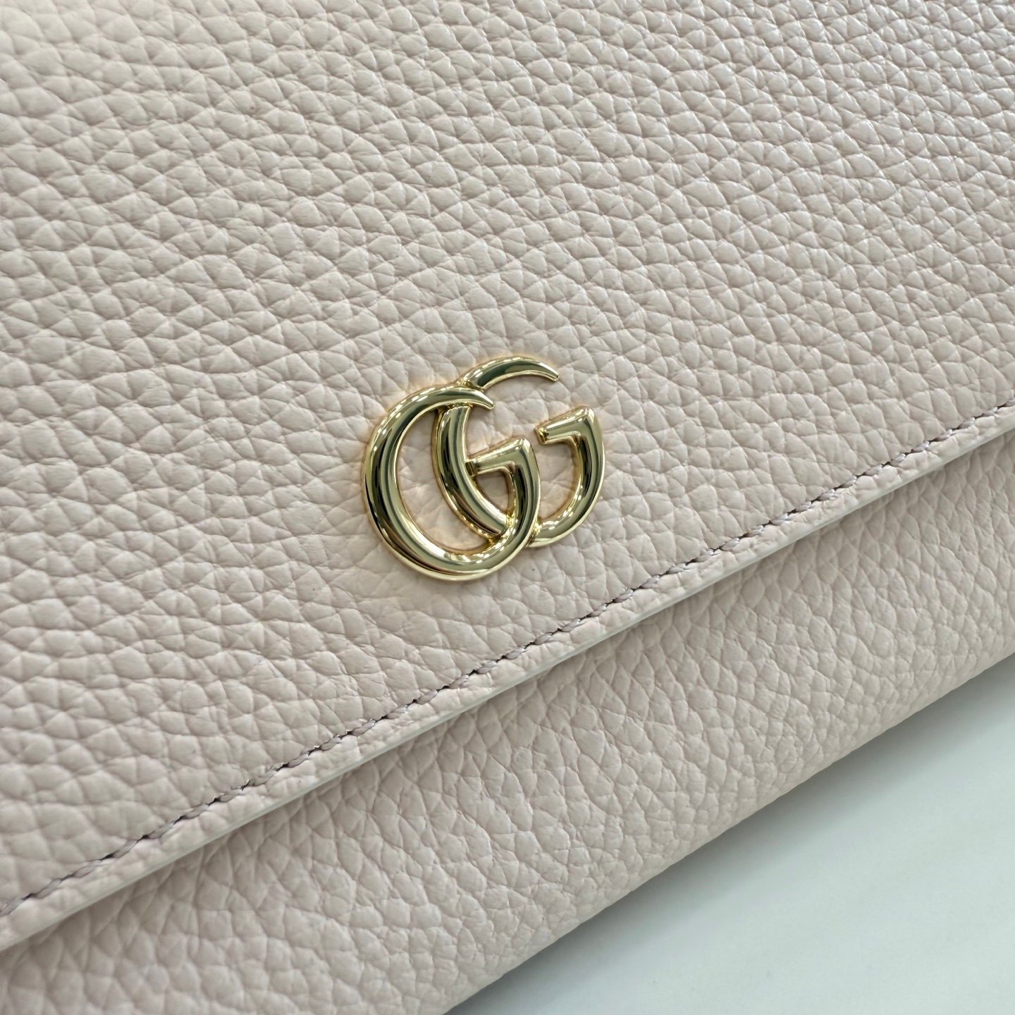 配全套原厂专柜包装 Generation Gucci 深入探索品牌的典藏元素,将不同世代的设计融合成一种美学叙事。GG Marmont小皮件系列呈现现代轮廓,将不同颜色和材质融入一种风格。这款长钱包采用皮革和GG Supreme材质精心打造