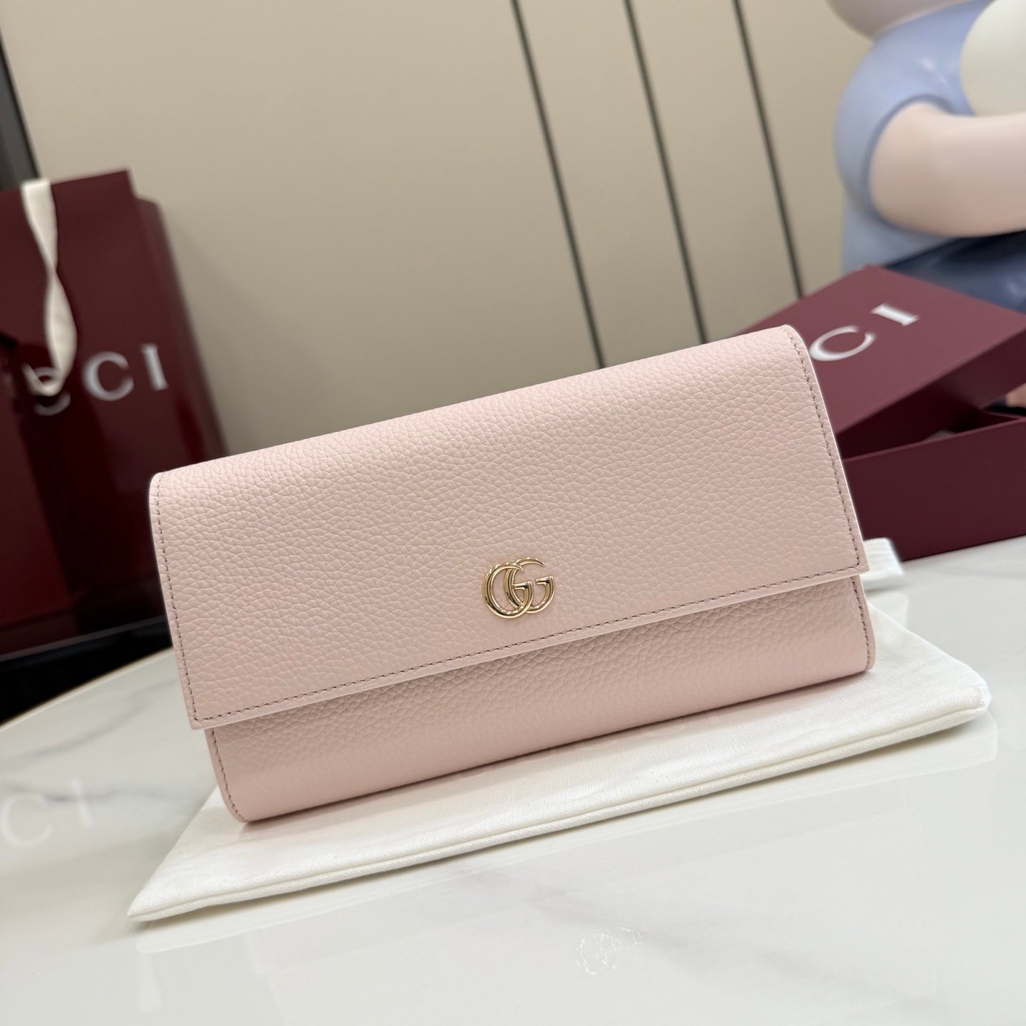 配全套原厂专柜包装 Generation Gucci 深入探索品牌的典藏元素,将不同世代的设计融合成一种美学叙事。GG Marmont小皮件系列呈现现代轮廓,将不同颜色和材质融入一种风格。这款长钱包采用皮革和GG Supreme材质精心打造