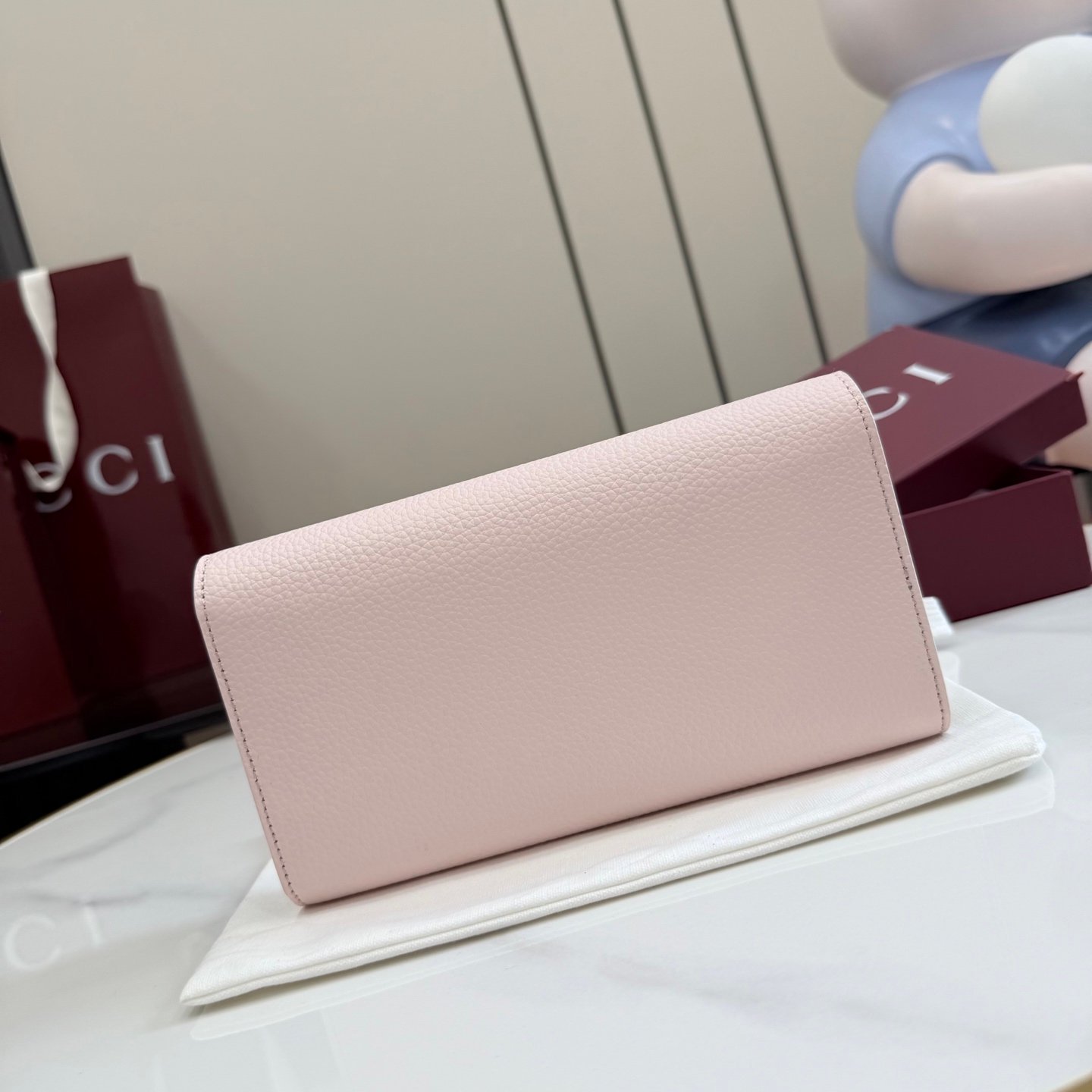 配全套原厂专柜包装 Generation Gucci 深入探索品牌的典藏元素,将不同世代的设计融合成一种美学叙事。GG Marmont小皮件系列呈现现代轮廓,将不同颜色和材质融入一种风格。这款长钱包采用皮革和GG Supreme材质精心打造