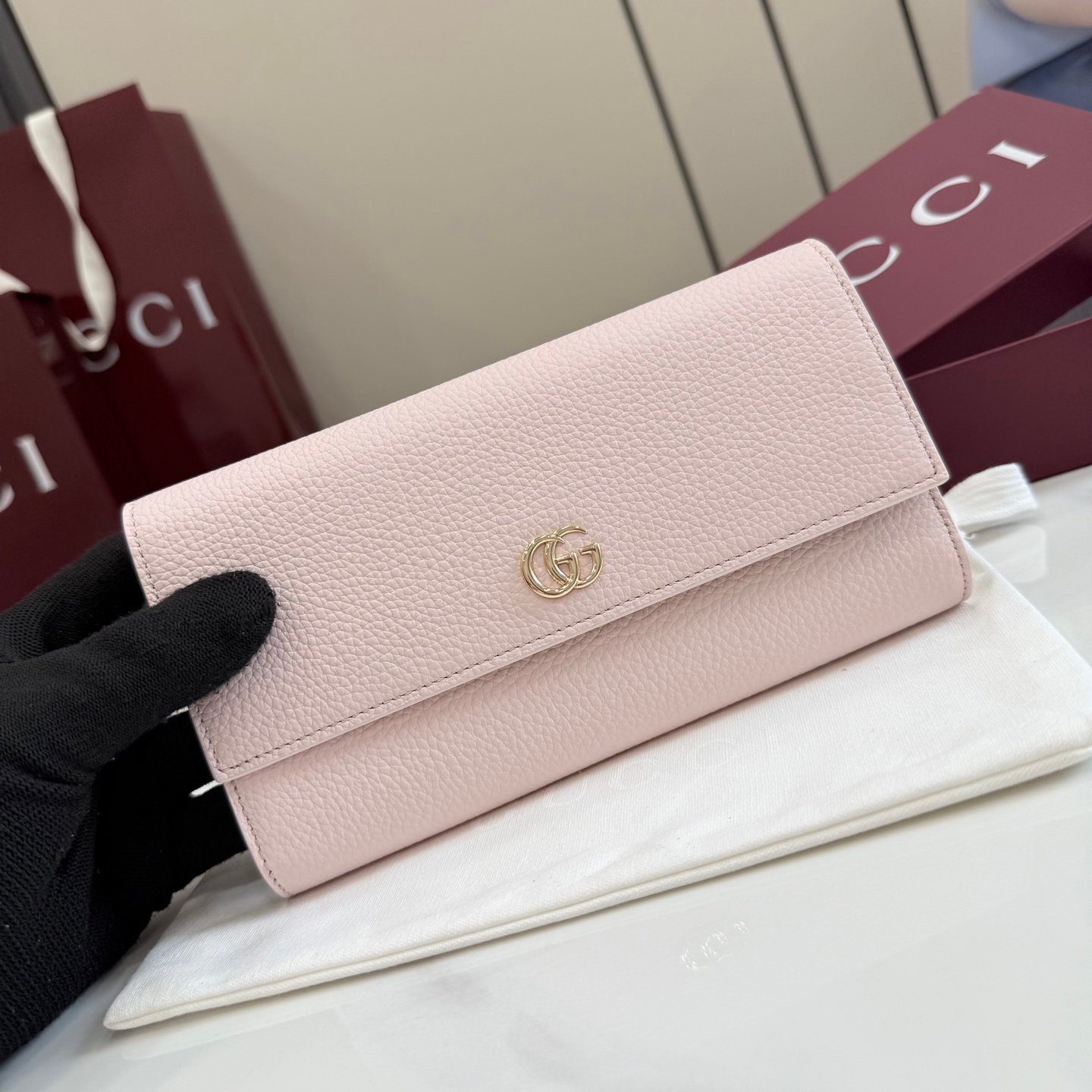 配全套原厂专柜包装 Generation Gucci 深入探索品牌的典藏元素,将不同世代的设计融合成一种美学叙事。GG Marmont小皮件系列呈现现代轮廓,将不同颜色和材质融入一种风格。这款长钱包采用皮革和GG Supreme材质精心打造