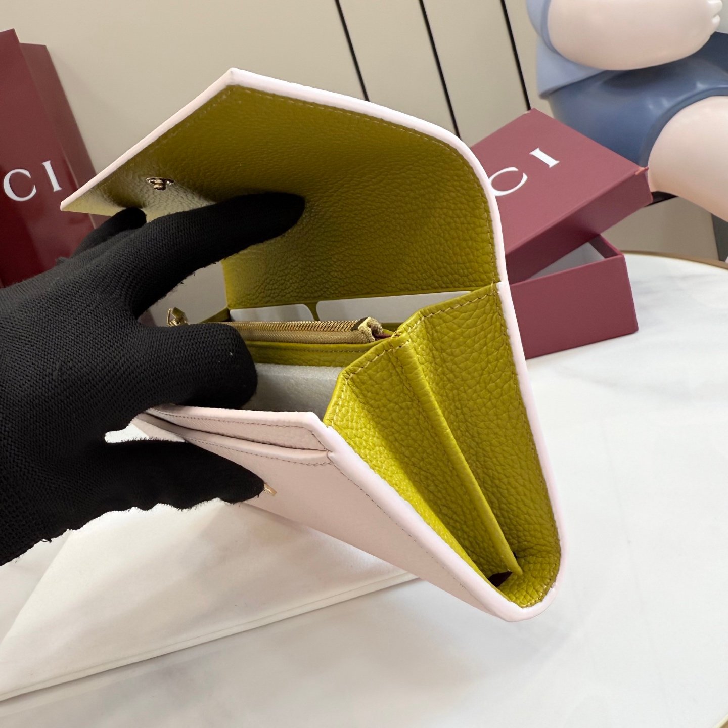 配全套原厂专柜包装 Generation Gucci 深入探索品牌的典藏元素,将不同世代的设计融合成一种美学叙事。GG Marmont小皮件系列呈现现代轮廓,将不同颜色和材质融入一种风格。这款长钱包采用皮革和GG Supreme材质精心打造