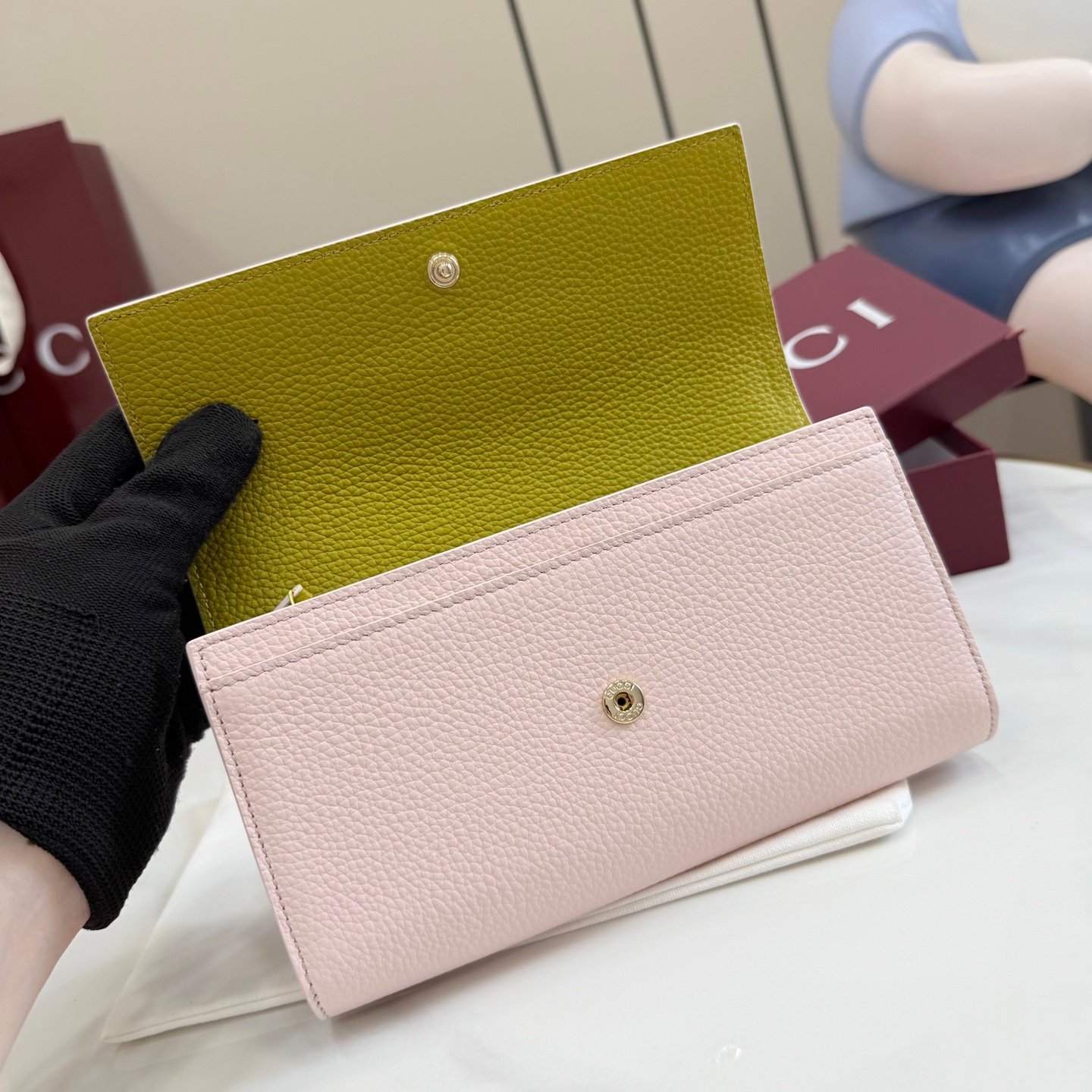 配全套原厂专柜包装 Generation Gucci 深入探索品牌的典藏元素,将不同世代的设计融合成一种美学叙事。GG Marmont小皮件系列呈现现代轮廓,将不同颜色和材质融入一种风格。这款长钱包采用皮革和GG Supreme材质精心打造