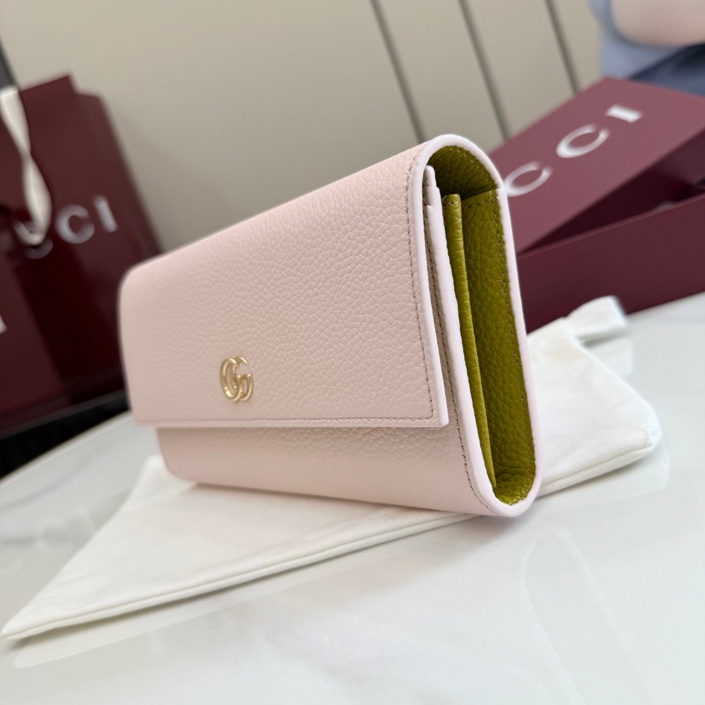 配全套原厂专柜包装 Generation Gucci 深入探索品牌的典藏元素,将不同世代的设计融合成一种美学叙事。GG Marmont小皮件系列呈现现代轮廓,将不同颜色和材质融入一种风格。这款长钱包采用皮革和GG Supreme材质精心打造
