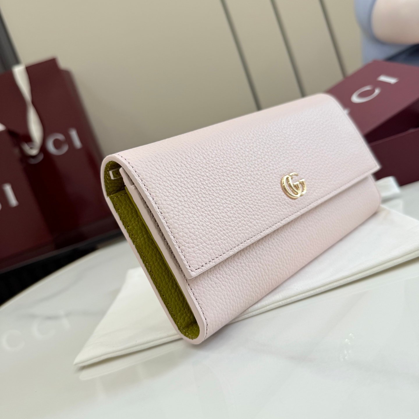 配全套原厂专柜包装 Generation Gucci 深入探索品牌的典藏元素,将不同世代的设计融合成一种美学叙事。GG Marmont小皮件系列呈现现代轮廓,将不同颜色和材质融入一种风格。这款长钱包采用皮革和GG Supreme材质精心打造