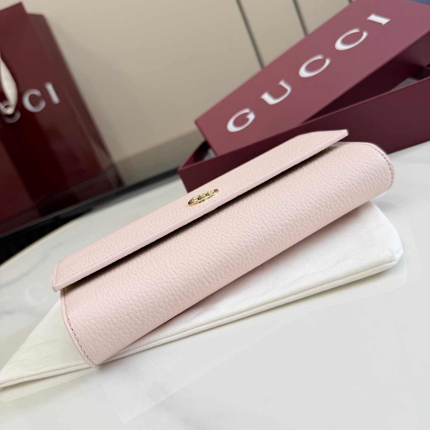 配全套原厂专柜包装 Generation Gucci 深入探索品牌的典藏元素,将不同世代的设计融合成一种美学叙事。GG Marmont小皮件系列呈现现代轮廓,将不同颜色和材质融入一种风格。这款长钱包采用皮革和GG Supreme材质精心打造