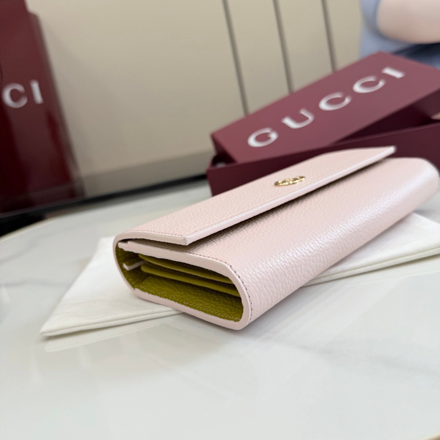配全套原厂专柜包装 Generation Gucci 深入探索品牌的典藏元素,将不同世代的设计融合成一种美学叙事。GG Marmont小皮件系列呈现现代轮廓,将不同颜色和材质融入一种风格。这款长钱包采用皮革和GG Supreme材质精心打造
