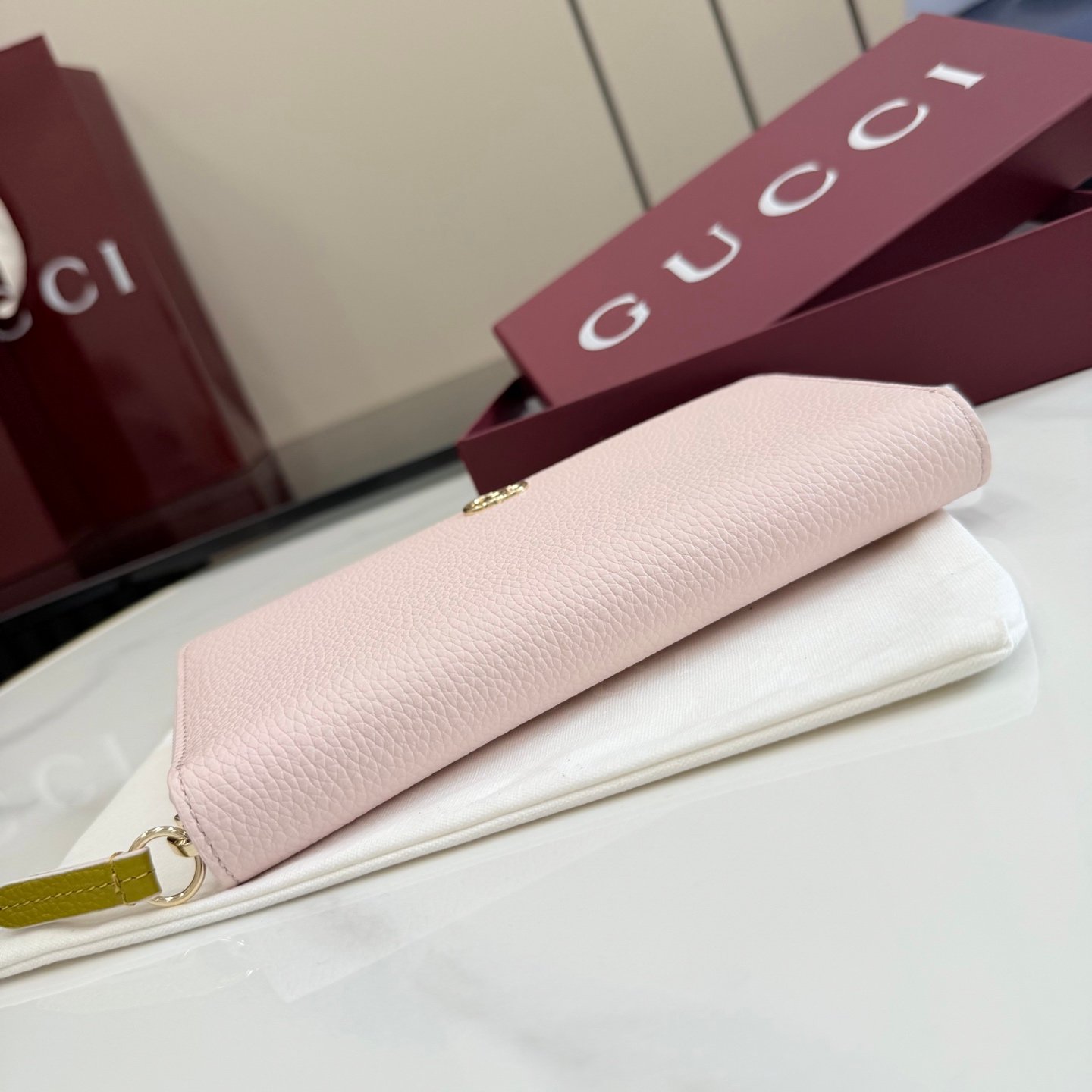 配全套原厂专柜包装 Generation Gucci 深入探索品牌的典藏元素,将不同世代的设计融合成一种美学叙事。GG Marmont小皮件系列呈现现代轮廓,将不同颜色和材质融入一种风格。这款长钱包采用皮革和GG Supreme材质精心打造