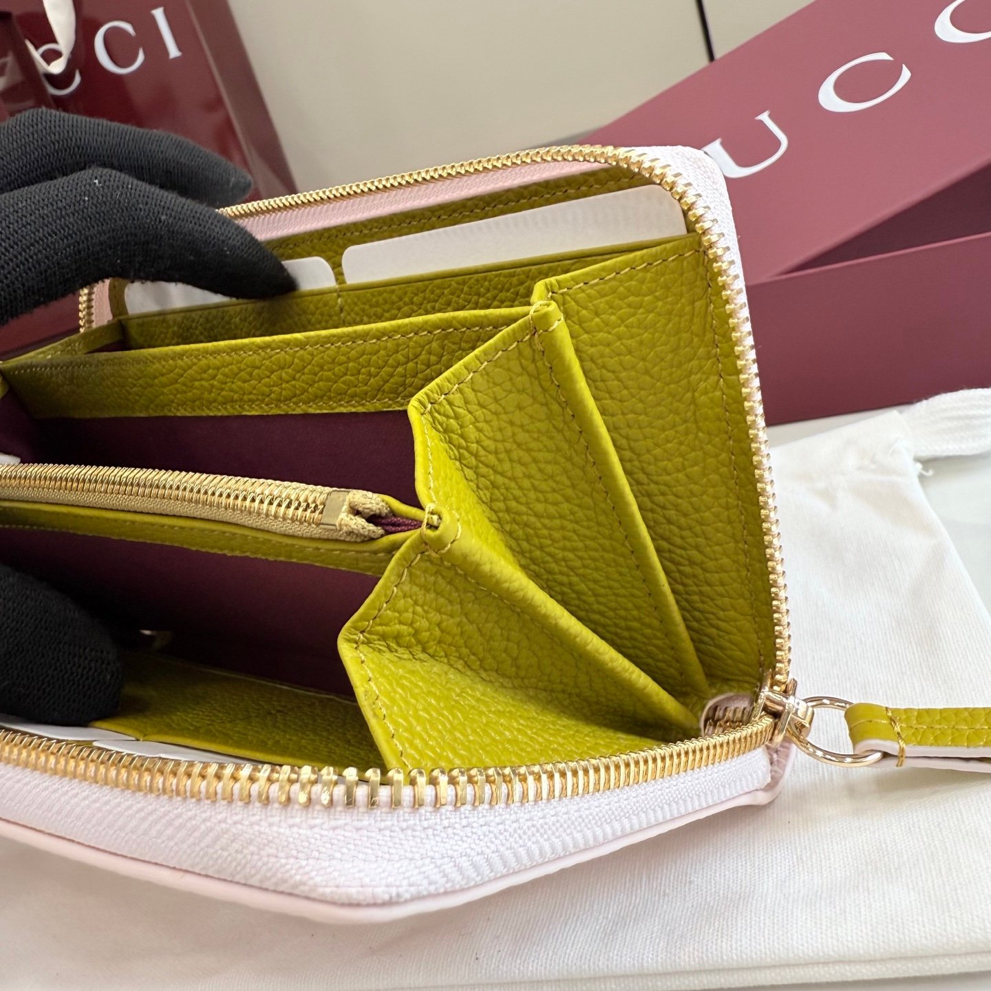 配全套原厂专柜包装 Generation Gucci 深入探索品牌的典藏元素,将不同世代的设计融合成一种美学叙事。GG Marmont小皮件系列呈现现代轮廓,将不同颜色和材质融入一种风格。这款长钱包采用皮革和GG Supreme材质精心打造