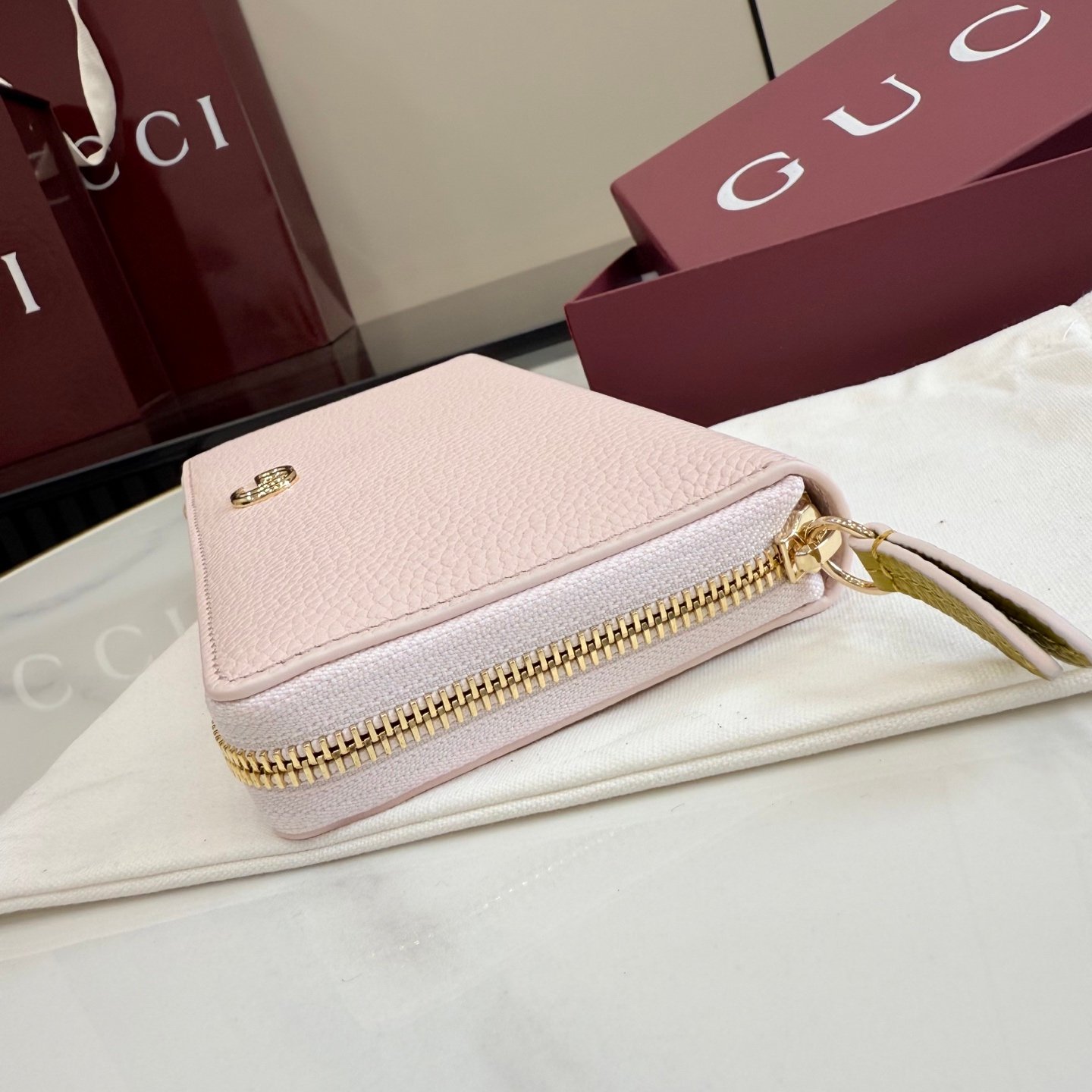 配全套原厂专柜包装 Generation Gucci 深入探索品牌的典藏元素,将不同世代的设计融合成一种美学叙事。GG Marmont小皮件系列呈现现代轮廓,将不同颜色和材质融入一种风格。这款长钱包采用皮革和GG Supreme材质精心打造