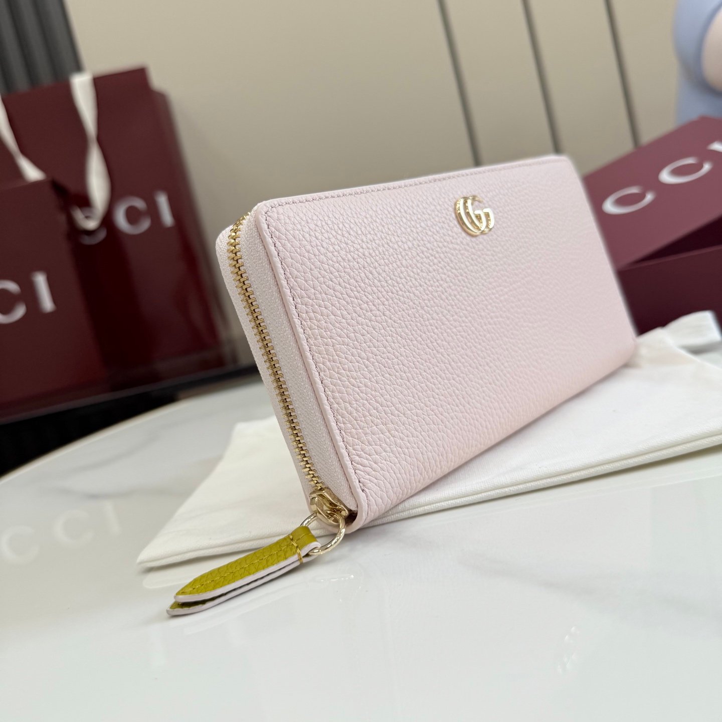 配全套原厂专柜包装 Generation Gucci 深入探索品牌的典藏元素,将不同世代的设计融合成一种美学叙事。GG Marmont小皮件系列呈现现代轮廓,将不同颜色和材质融入一种风格。这款长钱包采用皮革和GG Supreme材质精心打造