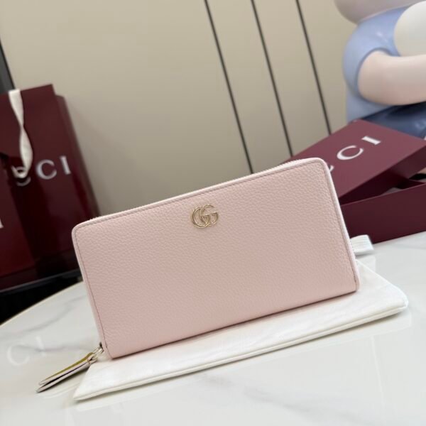 配全套原厂专柜包装 Generation Gucci 深入探索品牌的典藏元素，将不同世代的设计融合成一种美学叙事。GG Marmont小皮件系列呈现现代轮廓，将不同颜色和材质融入一种风格。这款长钱包采用皮革和GG Supreme材质精心打造