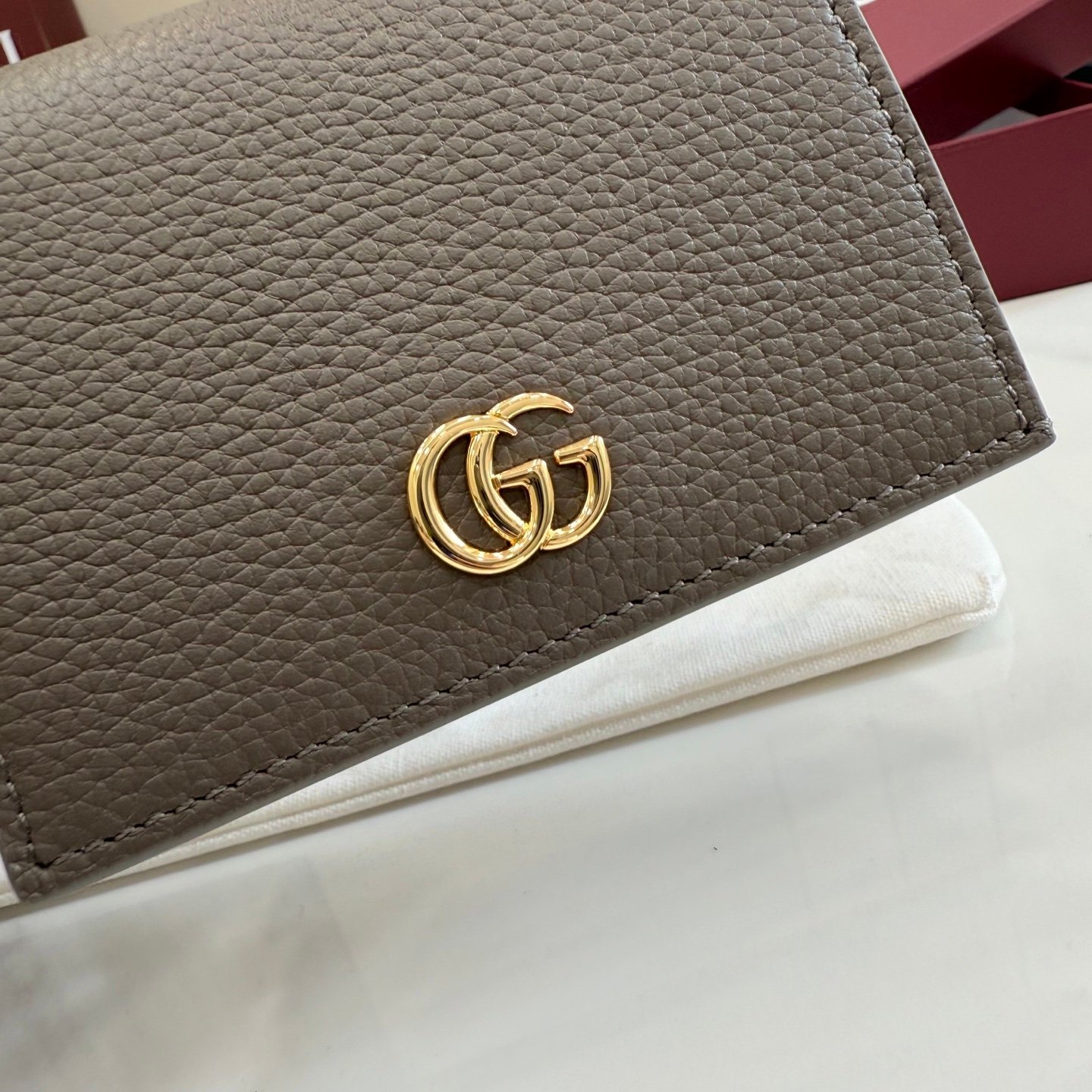 配全套原厂专柜包装 Generation Gucci古驰世代系列深入探索品牌的典藏元素，将不同世代的设计融合为统一的美学叙事。GG Marmont 系列推出双色款式，这款钱包搭配品牌标志性双 G 配件，质感精致。