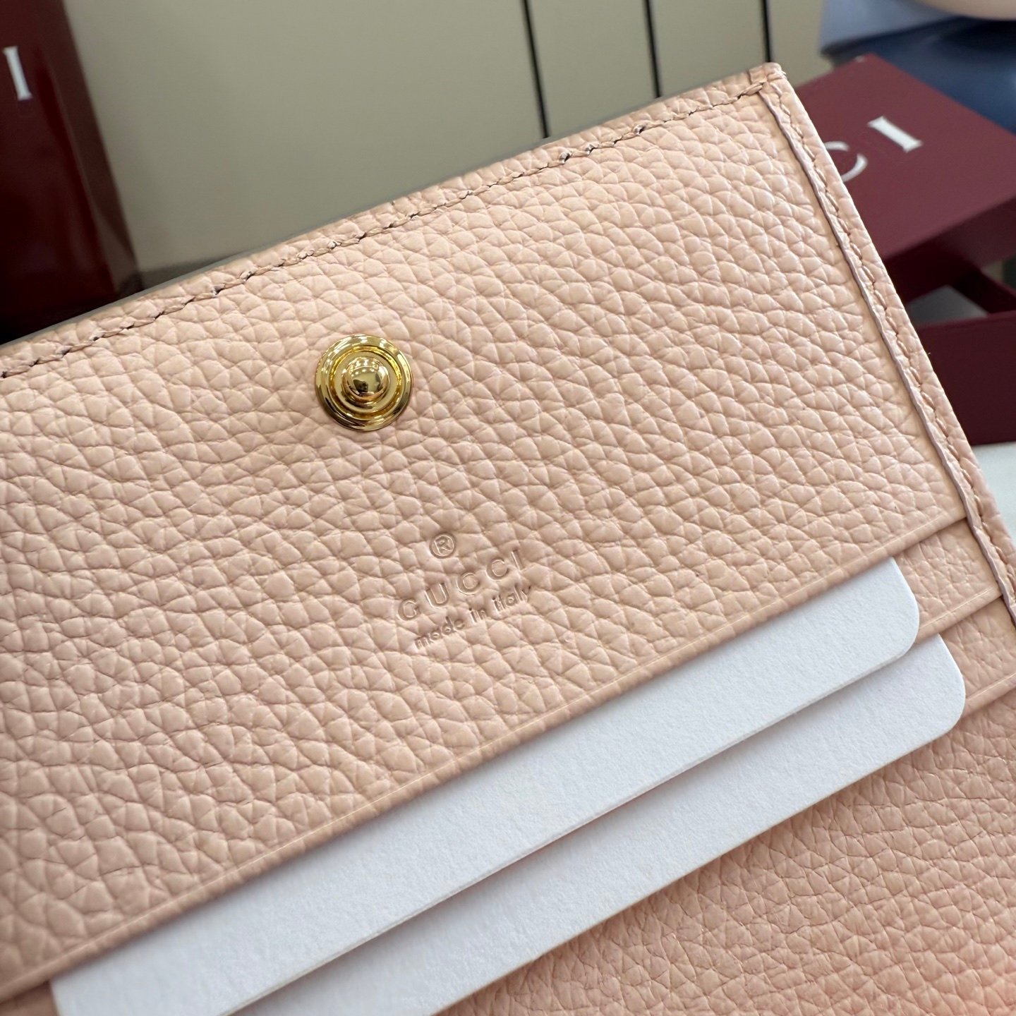 配全套原厂专柜包装 Generation Gucci古驰世代系列深入探索品牌的典藏元素，将不同世代的设计融合为统一的美学叙事。GG Marmont 系列推出双色款式，这款钱包搭配品牌标志性双 G 配件，质感精致。