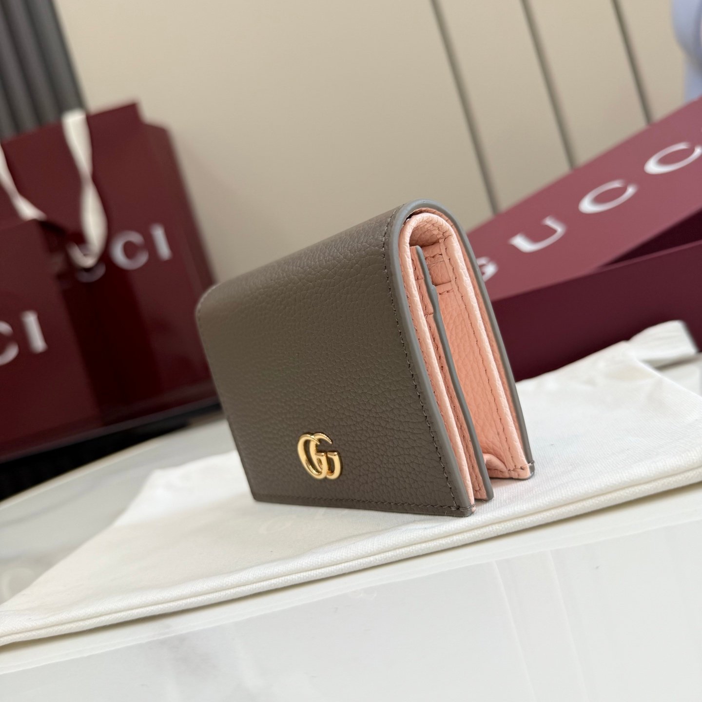 配全套原厂专柜包装 Generation Gucci古驰世代系列深入探索品牌的典藏元素，将不同世代的设计融合为统一的美学叙事。GG Marmont 系列推出双色款式，这款钱包搭配品牌标志性双 G 配件，质感精致。