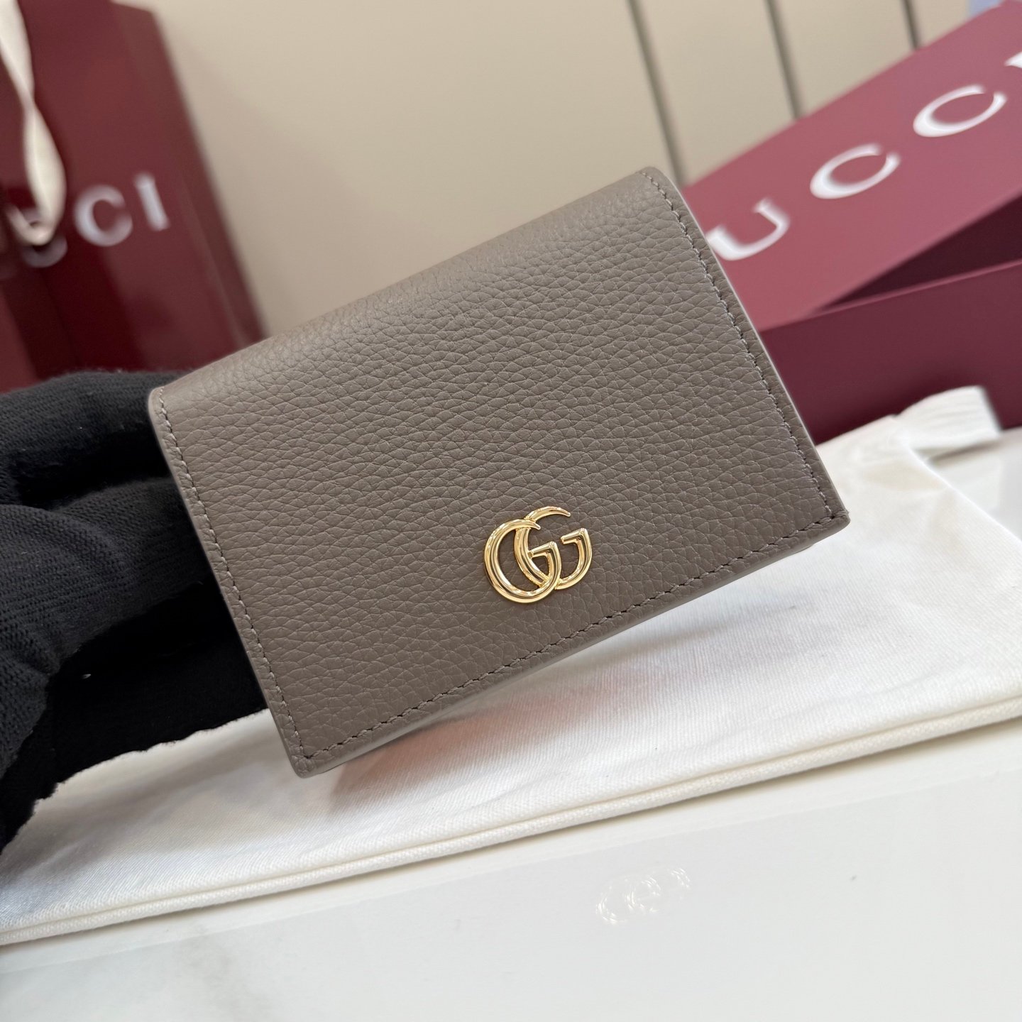 配全套原厂专柜包装 Generation Gucci古驰世代系列深入探索品牌的典藏元素，将不同世代的设计融合为统一的美学叙事。GG Marmont 系列推出双色款式，这款钱包搭配品牌标志性双 G 配件，质感精致。