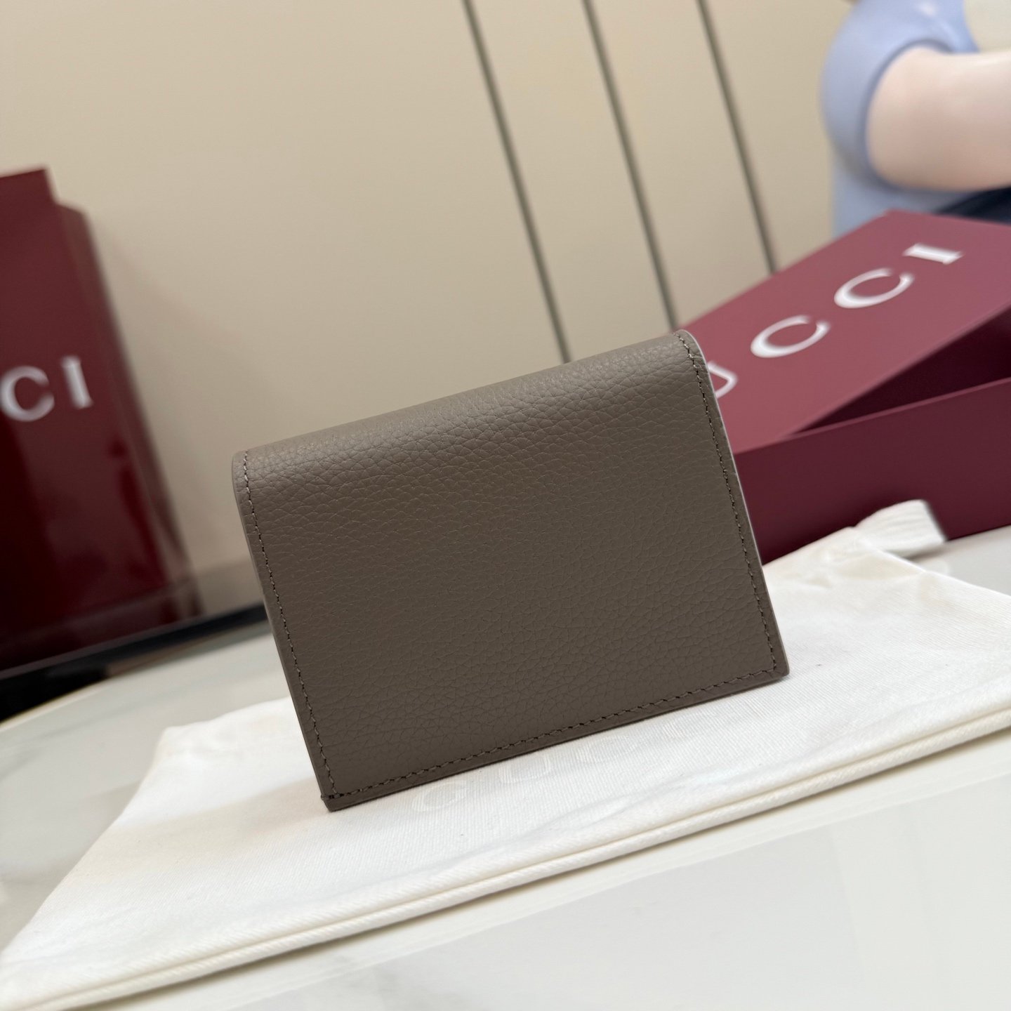 配全套原厂专柜包装 Generation Gucci古驰世代系列深入探索品牌的典藏元素，将不同世代的设计融合为统一的美学叙事。GG Marmont 系列推出双色款式，这款钱包搭配品牌标志性双 G 配件，质感精致。
