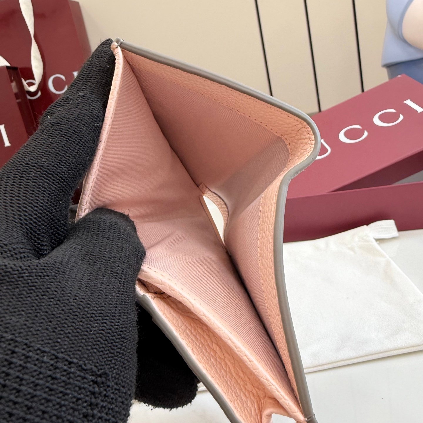 配全套原厂专柜包装 Generation Gucci古驰世代系列深入探索品牌的典藏元素，将不同世代的设计融合为统一的美学叙事。GG Marmont 系列推出双色款式，这款钱包搭配品牌标志性双 G 配件，质感精致。