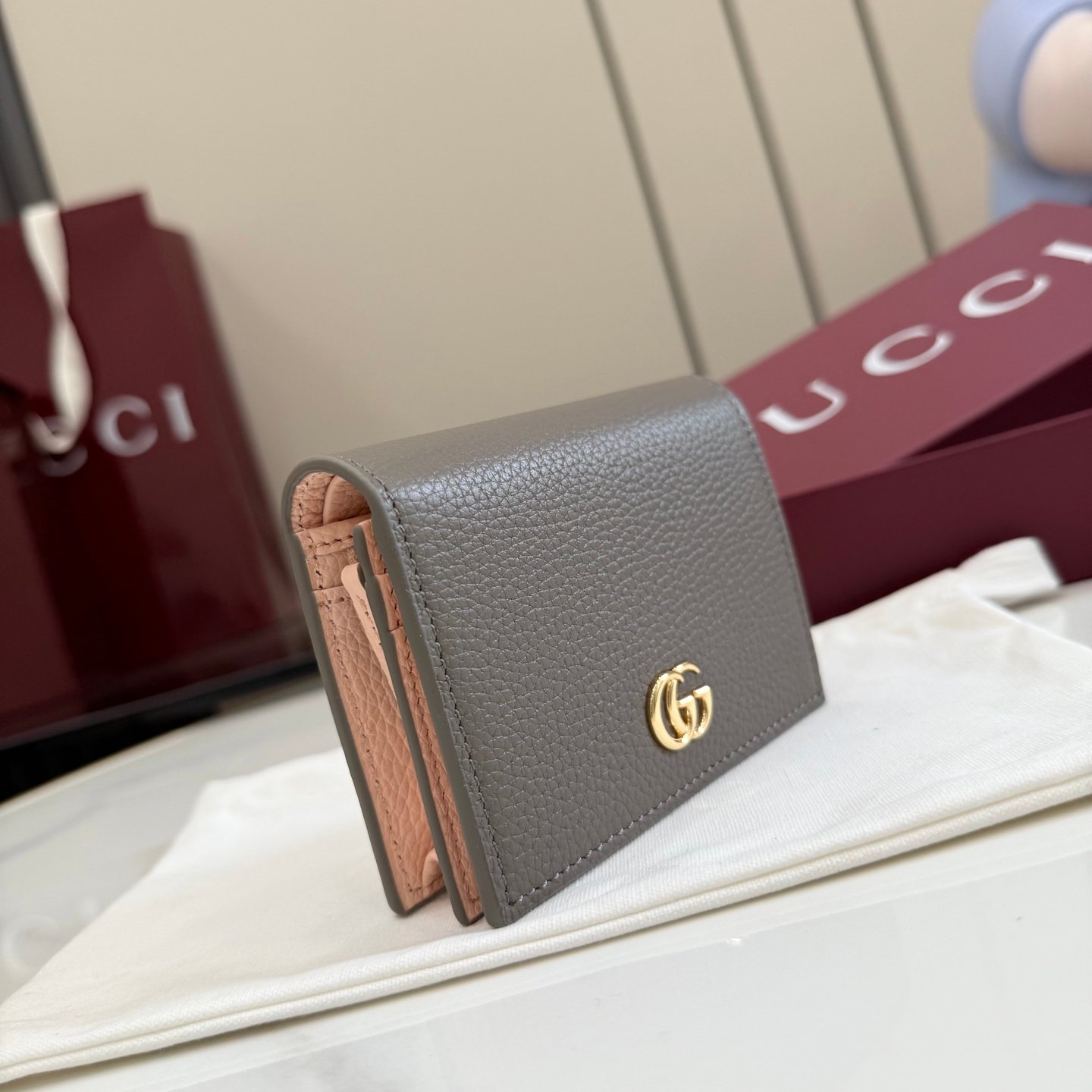 配全套原厂专柜包装 Generation Gucci古驰世代系列深入探索品牌的典藏元素，将不同世代的设计融合为统一的美学叙事。GG Marmont 系列推出双色款式，这款钱包搭配品牌标志性双 G 配件，质感精致。