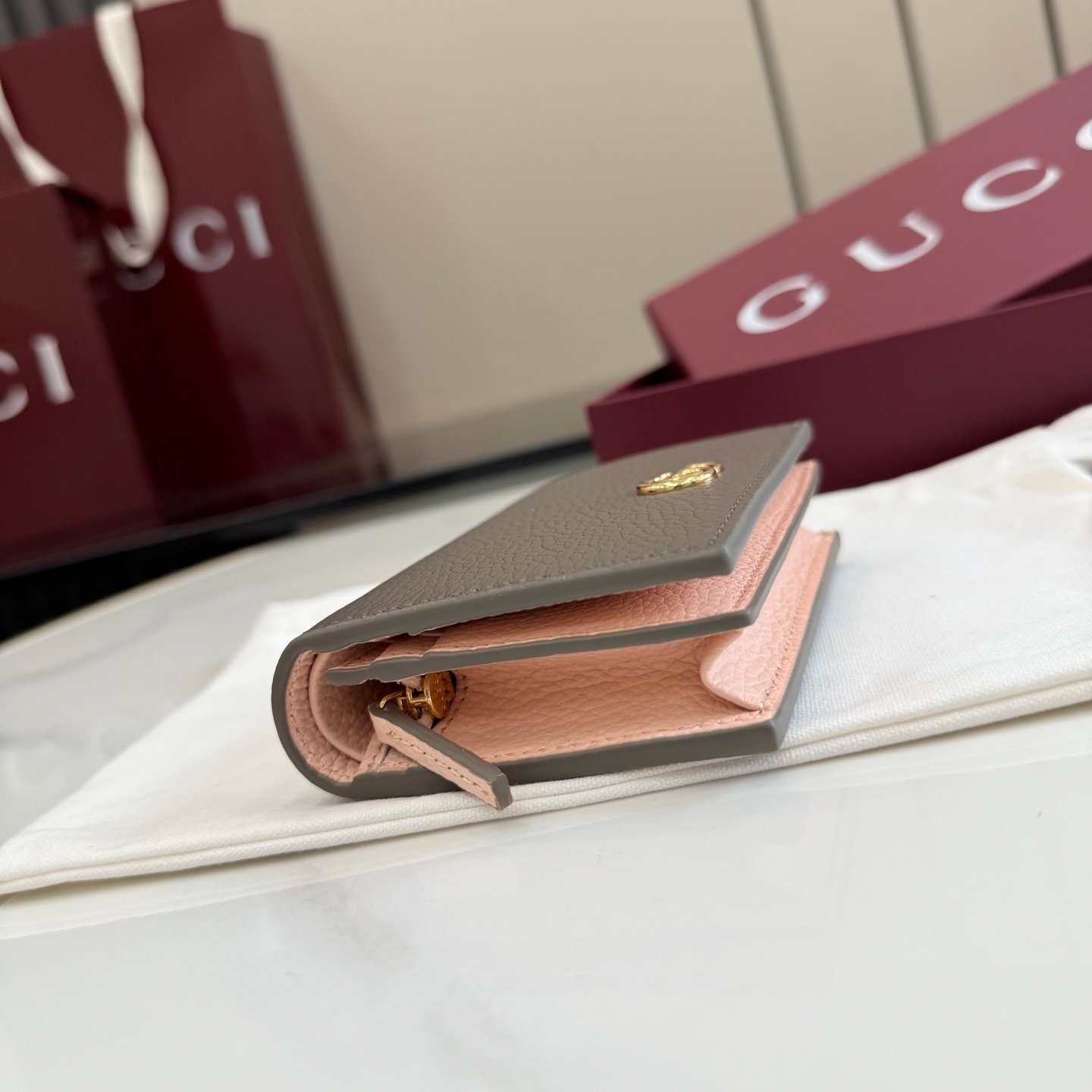 配全套原厂专柜包装 Generation Gucci古驰世代系列深入探索品牌的典藏元素，将不同世代的设计融合为统一的美学叙事。GG Marmont 系列推出双色款式，这款钱包搭配品牌标志性双 G 配件，质感精致。