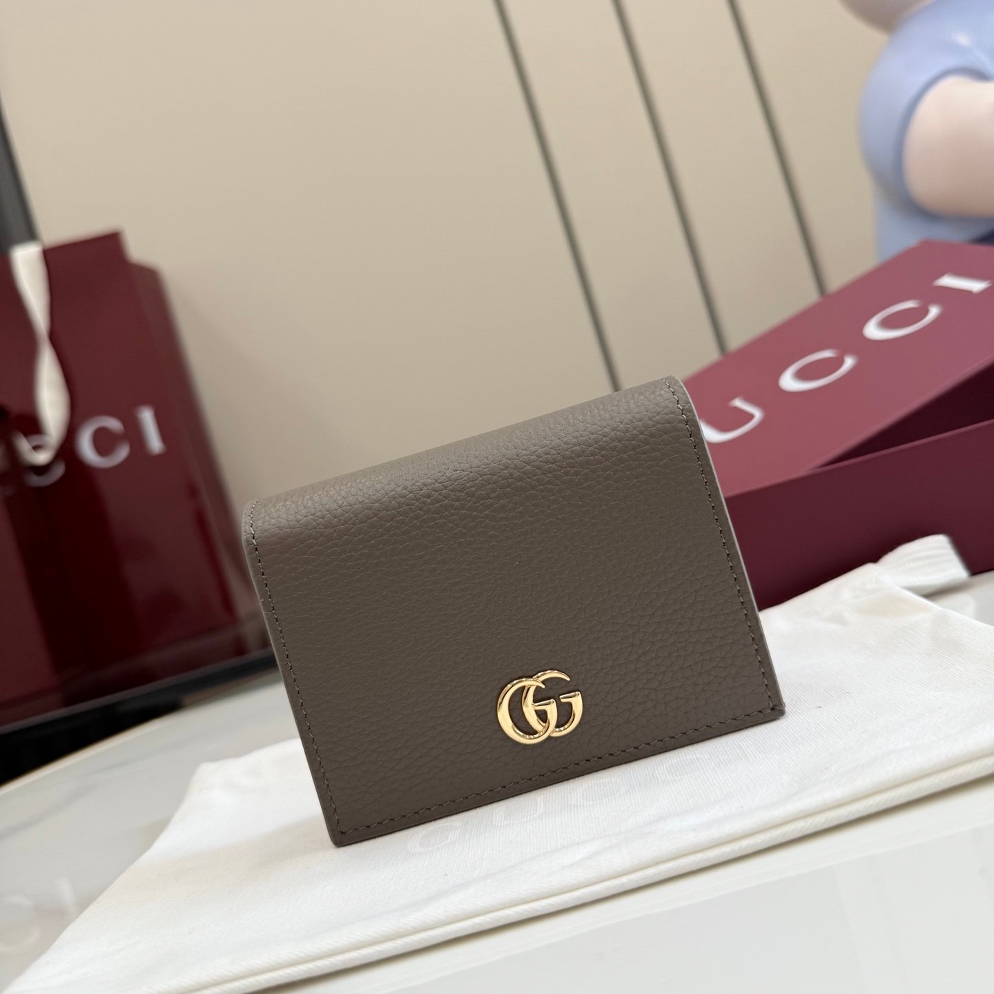 配全套原厂专柜包装 Generation Gucci古驰世代系列深入探索品牌的典藏元素，将不同世代的设计融合为统一的美学叙事。GG Marmont 系列推出双色款式，这款钱包搭配品牌标志性双 G 配件，质感精致。