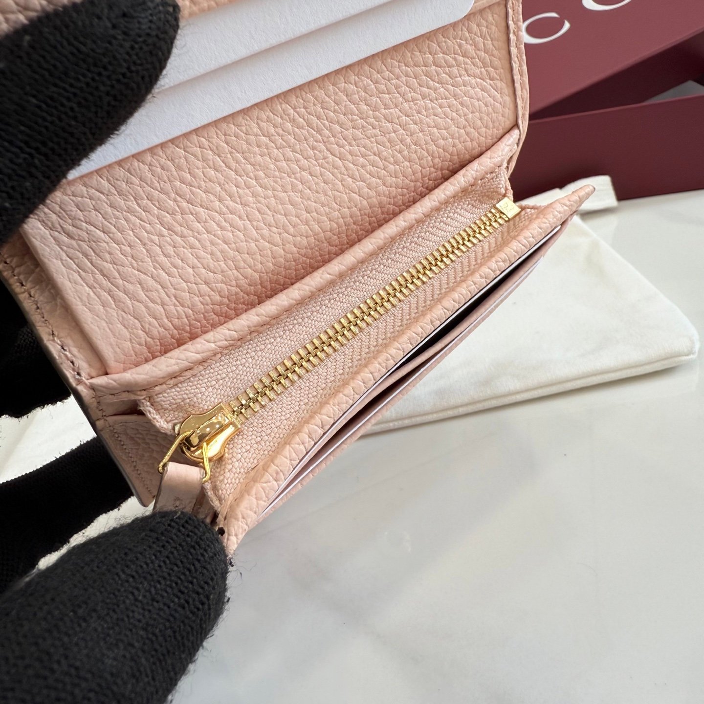 配全套原厂专柜包装 Generation Gucci古驰世代系列深入探索品牌的典藏元素，将不同世代的设计融合为统一的美学叙事。GG Marmont 系列推出双色款式，这款钱包搭配品牌标志性双 G 配件，质感精致。