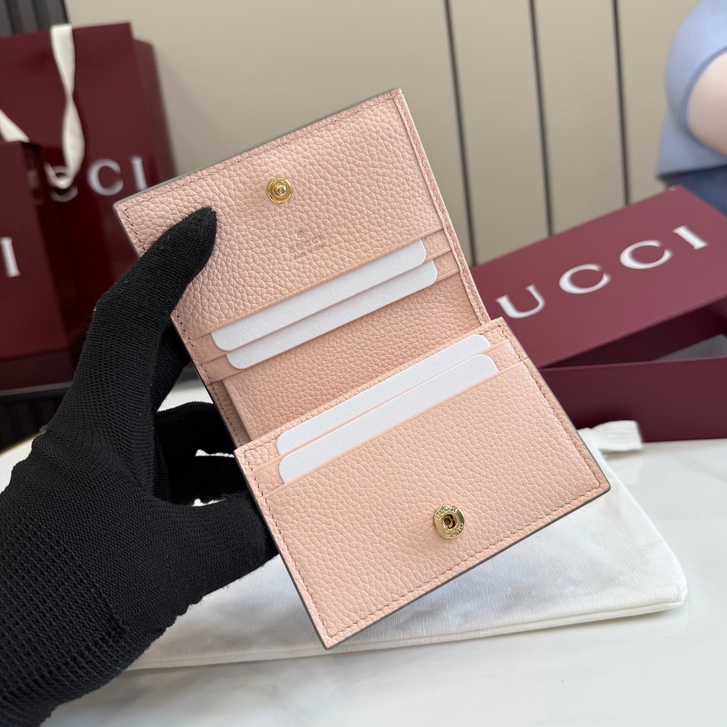 配全套原厂专柜包装 Generation Gucci古驰世代系列深入探索品牌的典藏元素，将不同世代的设计融合为统一的美学叙事。GG Marmont 系列推出双色款式，这款钱包搭配品牌标志性双 G 配件，质感精致。