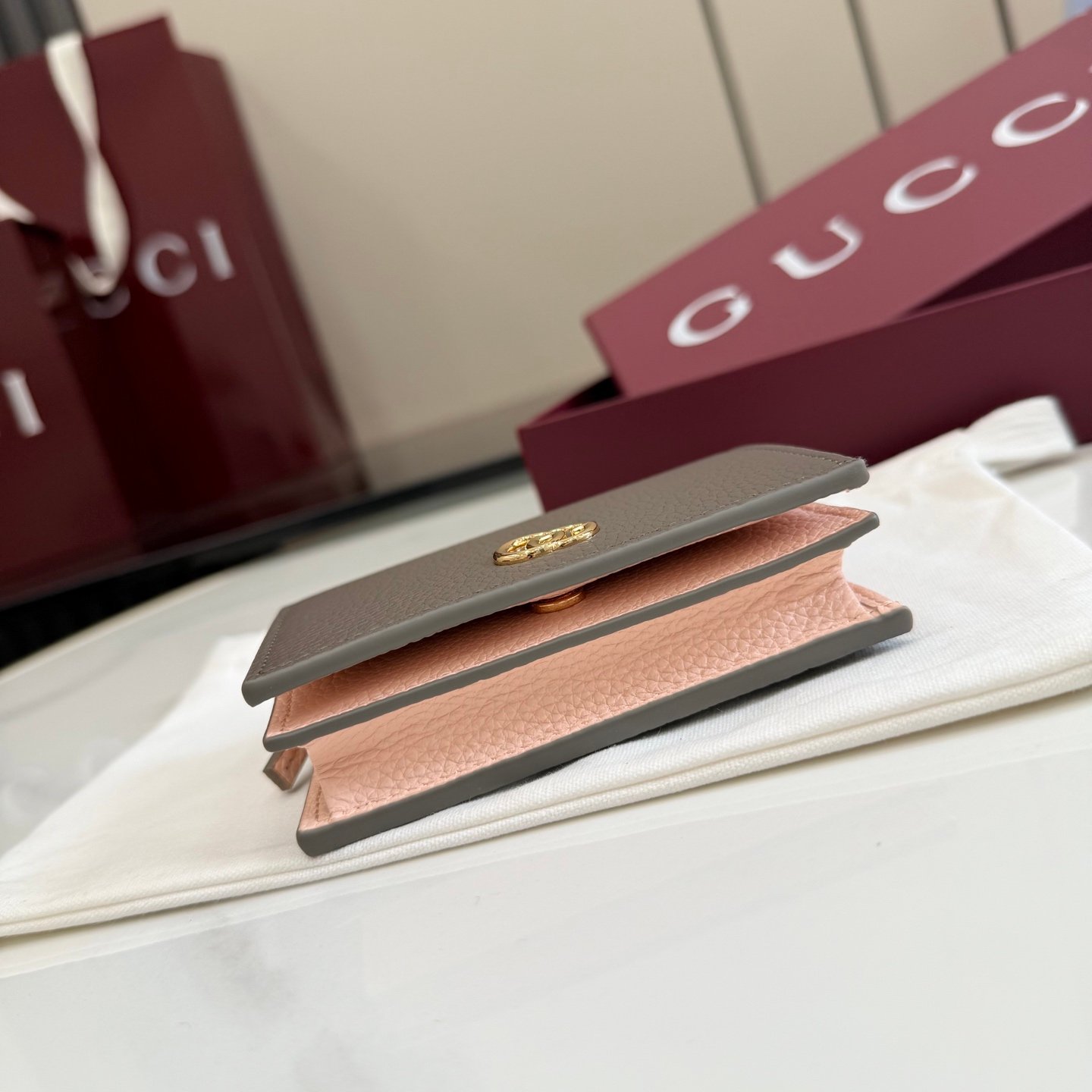配全套原厂专柜包装 Generation Gucci古驰世代系列深入探索品牌的典藏元素，将不同世代的设计融合为统一的美学叙事。GG Marmont 系列推出双色款式，这款钱包搭配品牌标志性双 G 配件，质感精致。