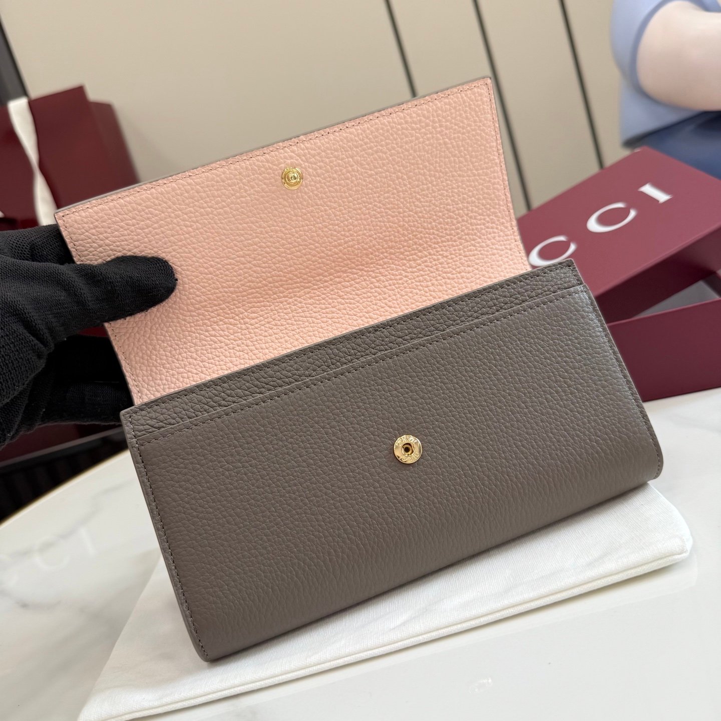 配全套原厂专柜包装 Generation Gucci 深入探索品牌的典藏元素，将不同世代的设计融合成一种美学叙事。GG Marmont小皮件系列呈现现代轮廓，将不同颜色和材质融入一种风格。这款长钱包采用皮革和GG Supreme材质精心打造