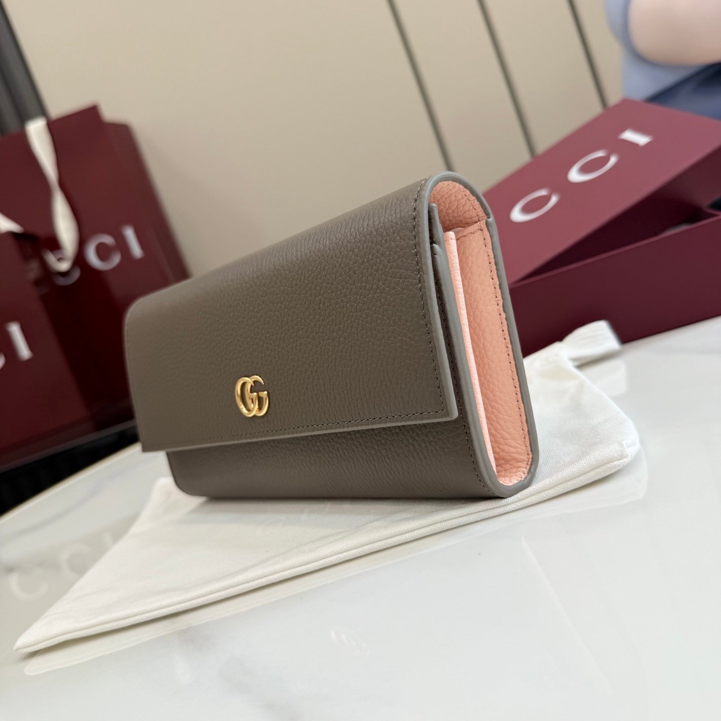 配全套原厂专柜包装 Generation Gucci 深入探索品牌的典藏元素，将不同世代的设计融合成一种美学叙事。GG Marmont小皮件系列呈现现代轮廓，将不同颜色和材质融入一种风格。这款长钱包采用皮革和GG Supreme材质精心打造