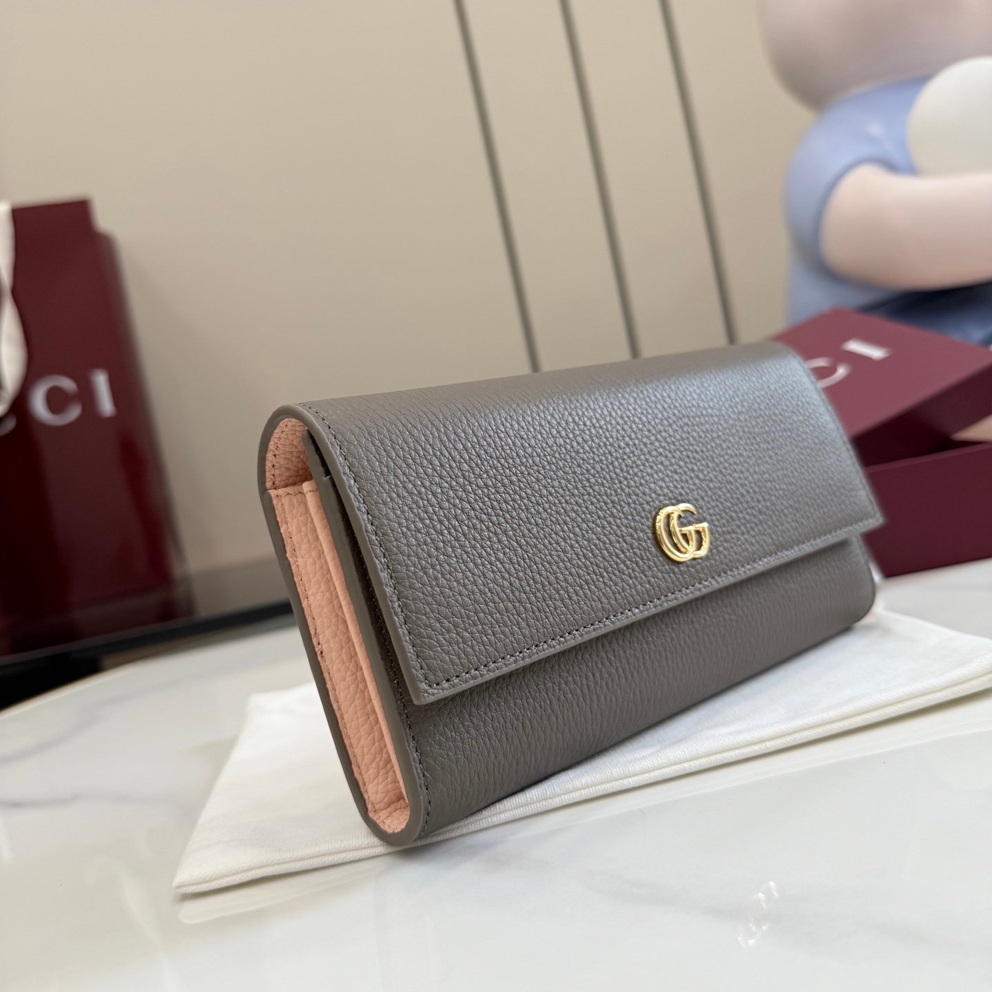 配全套原厂专柜包装 Generation Gucci 深入探索品牌的典藏元素，将不同世代的设计融合成一种美学叙事。GG Marmont小皮件系列呈现现代轮廓，将不同颜色和材质融入一种风格。这款长钱包采用皮革和GG Supreme材质精心打造