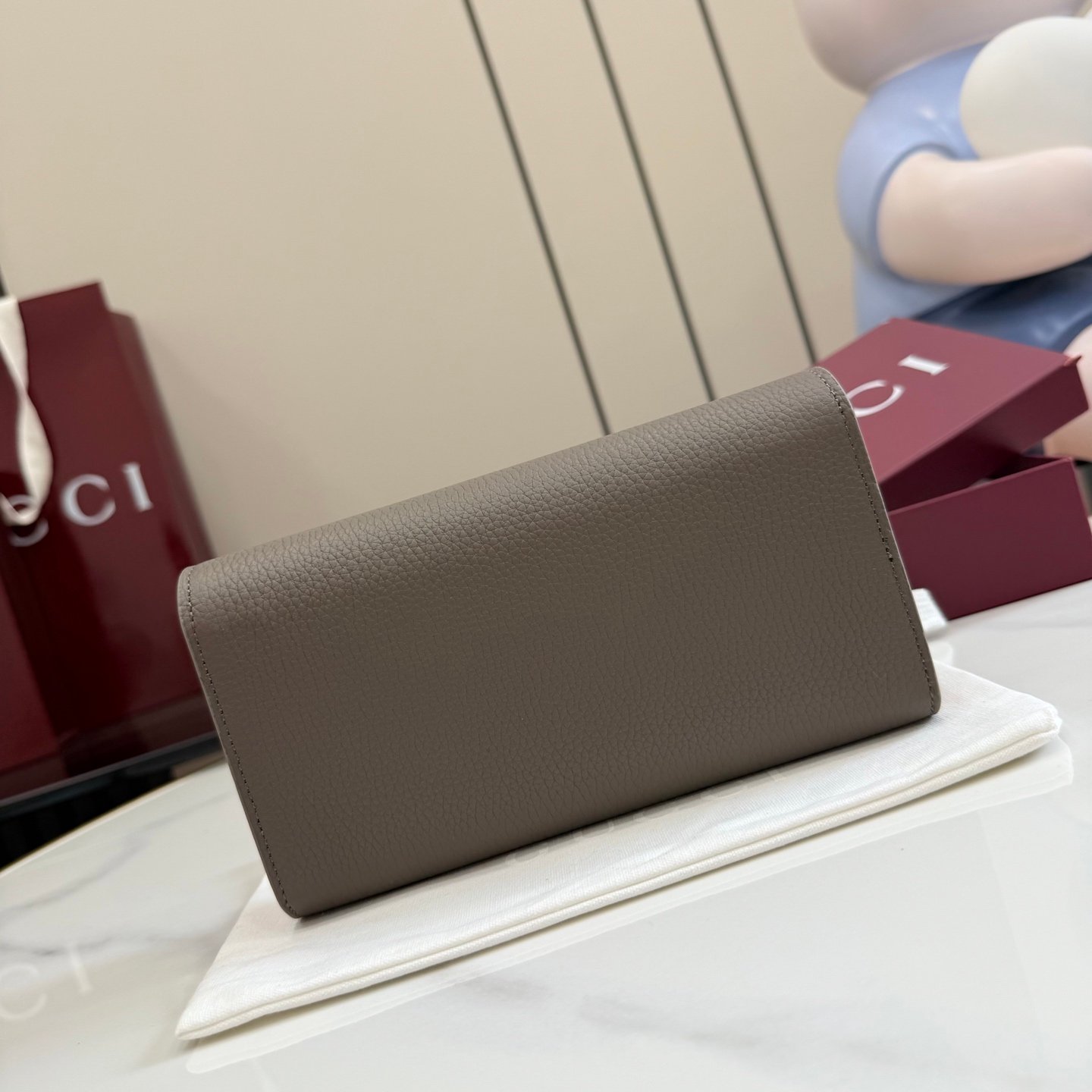 配全套原厂专柜包装 Generation Gucci 深入探索品牌的典藏元素，将不同世代的设计融合成一种美学叙事。GG Marmont小皮件系列呈现现代轮廓，将不同颜色和材质融入一种风格。这款长钱包采用皮革和GG Supreme材质精心打造