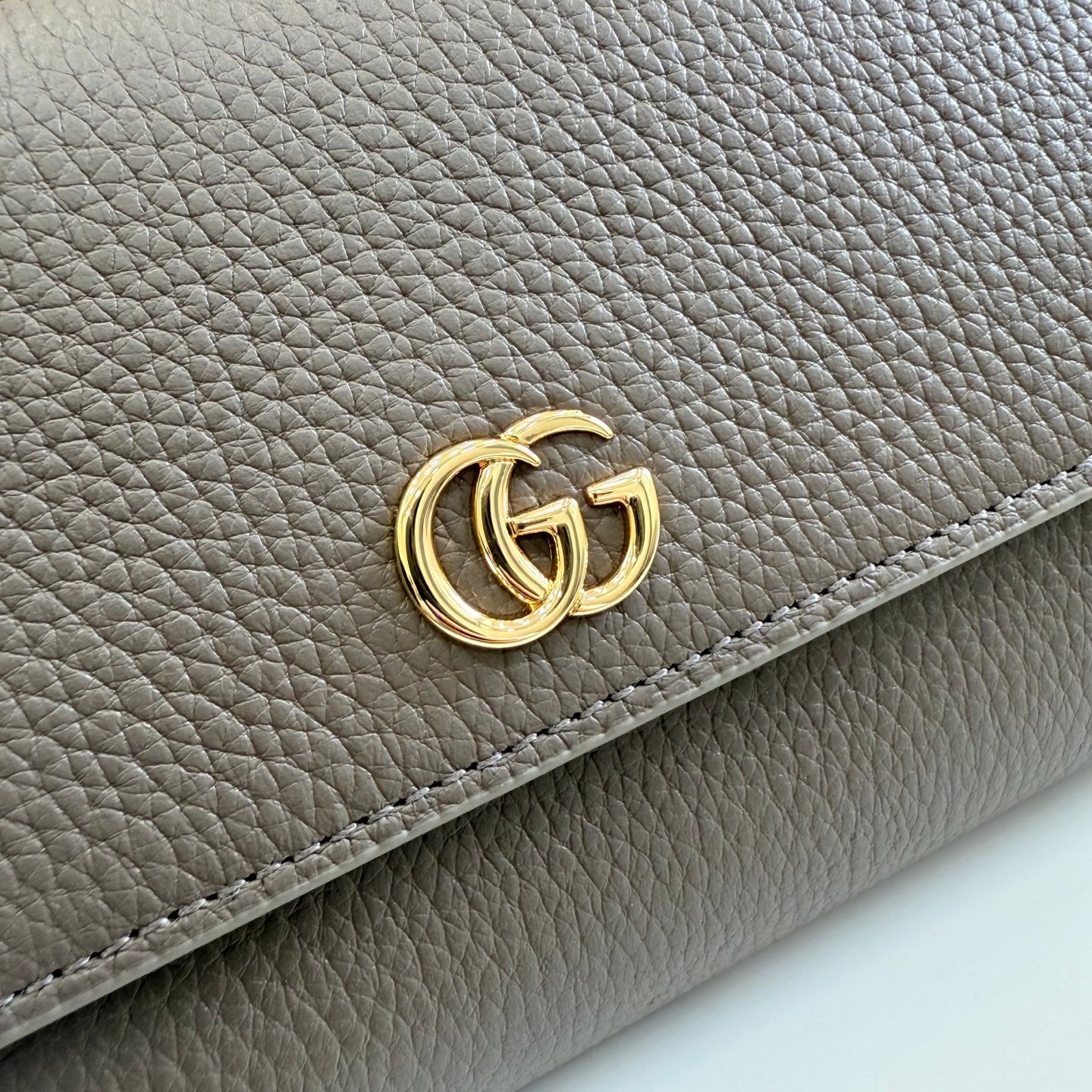 配全套原厂专柜包装 Generation Gucci 深入探索品牌的典藏元素，将不同世代的设计融合成一种美学叙事。GG Marmont小皮件系列呈现现代轮廓，将不同颜色和材质融入一种风格。这款长钱包采用皮革和GG Supreme材质精心打造