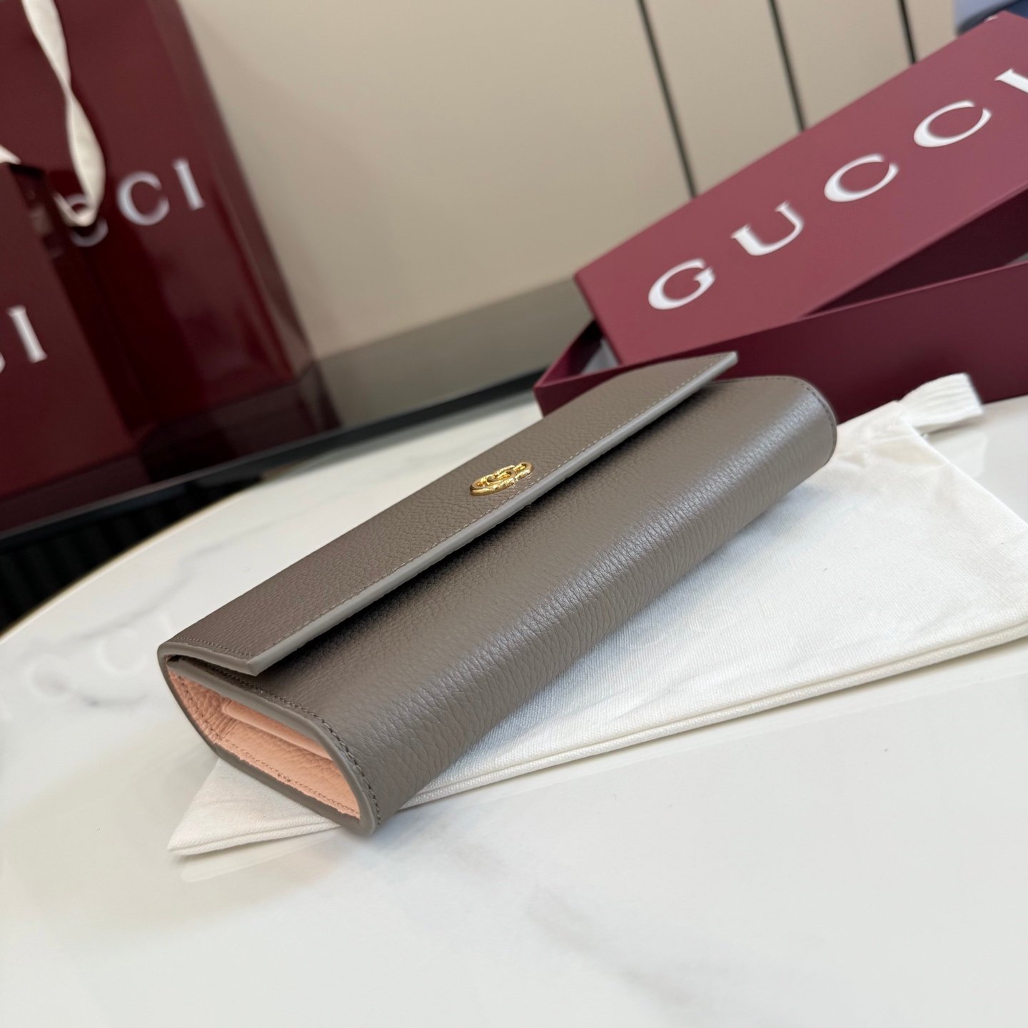 配全套原厂专柜包装 Generation Gucci 深入探索品牌的典藏元素，将不同世代的设计融合成一种美学叙事。GG Marmont小皮件系列呈现现代轮廓，将不同颜色和材质融入一种风格。这款长钱包采用皮革和GG Supreme材质精心打造